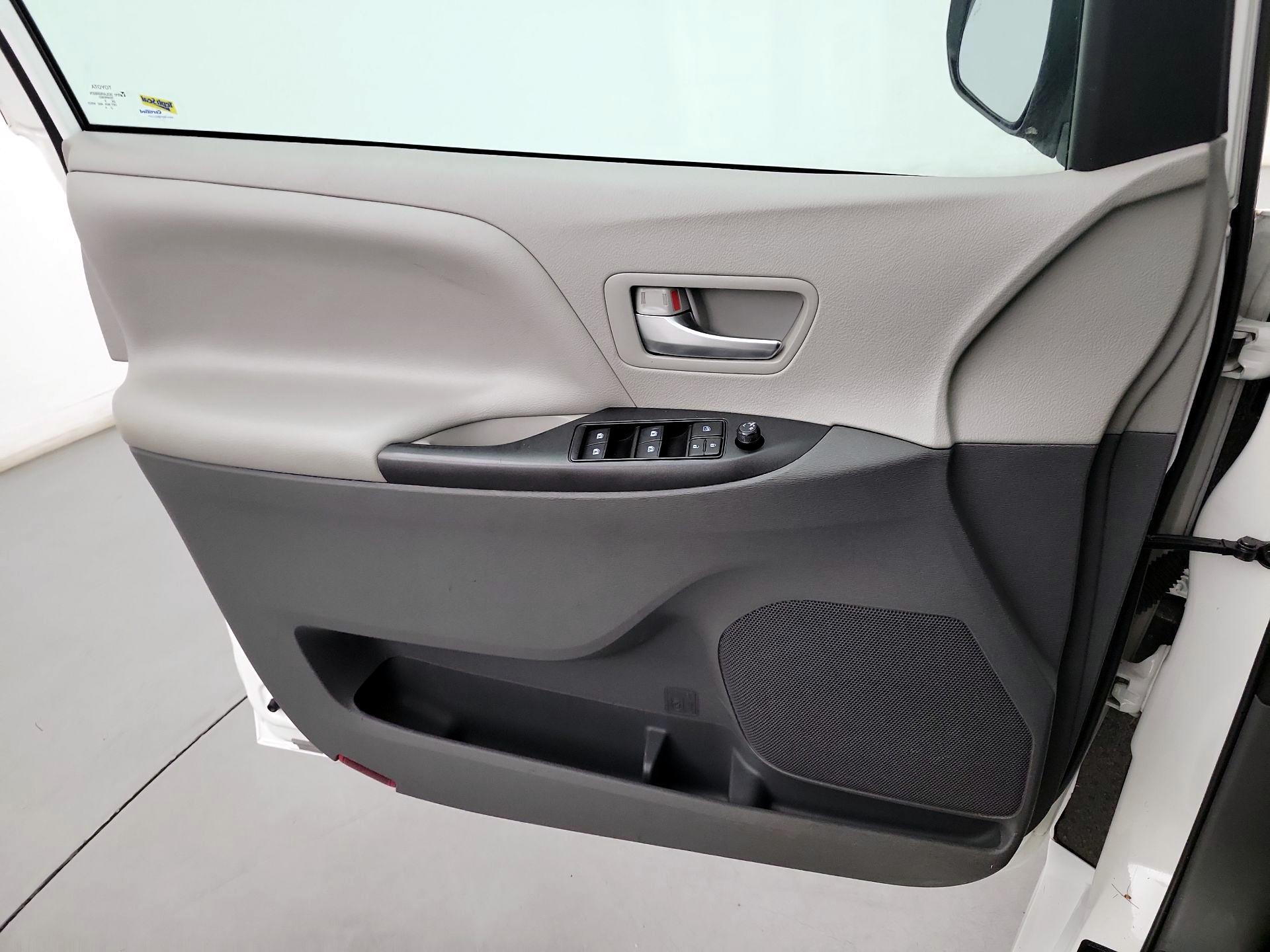 Thumbnail: 2020 Toyota Sienna - 10