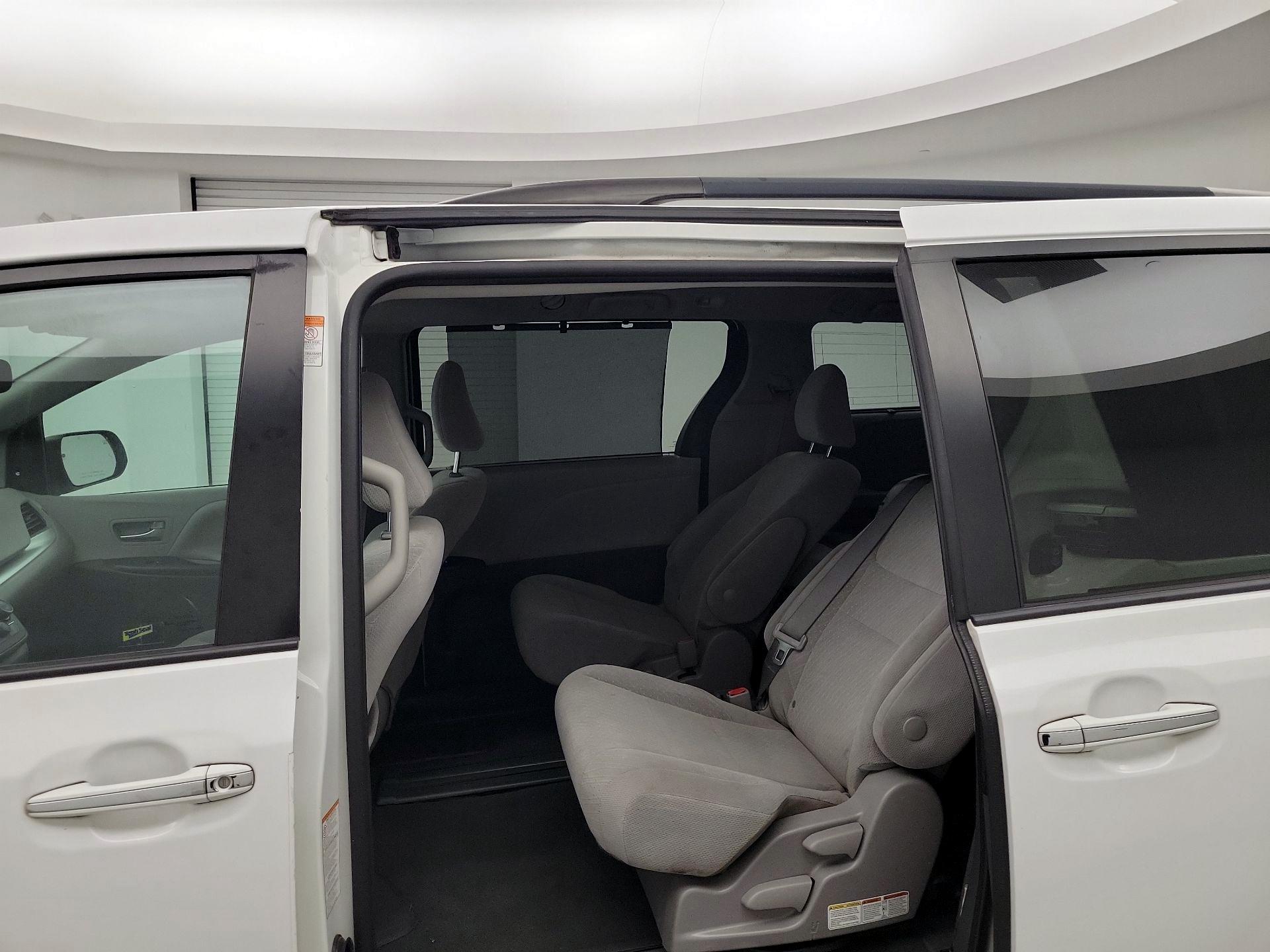 Thumbnail: 2020 Toyota Sienna - 17