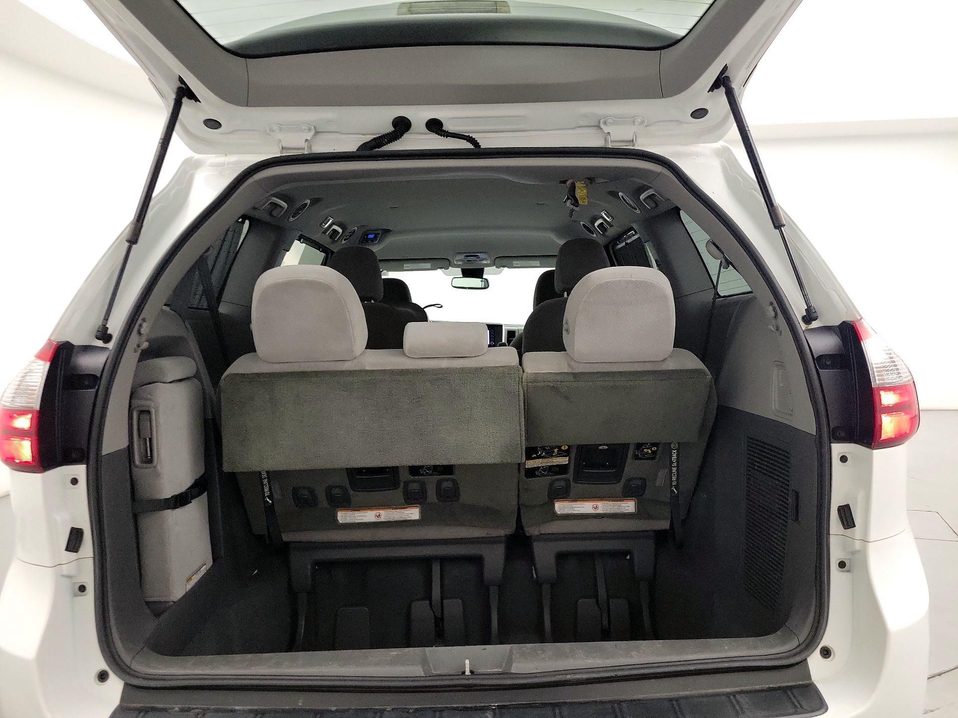 Thumbnail: 2020 Toyota Sienna - 19