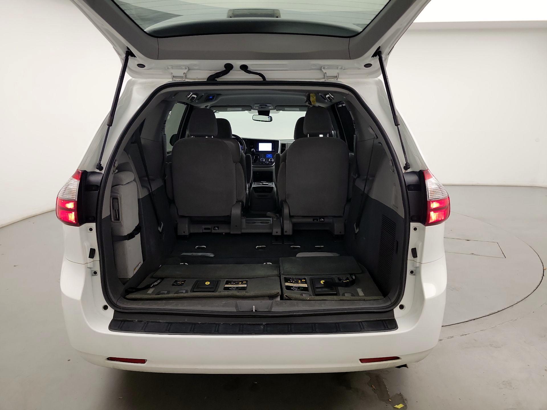 Thumbnail: 2020 Toyota Sienna - 20