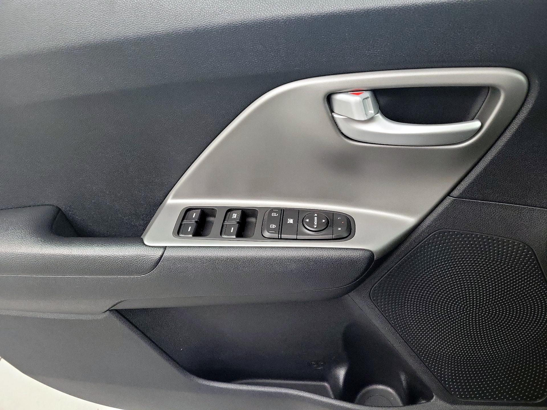 Thumbnail: 2017 Kia Niro - 10