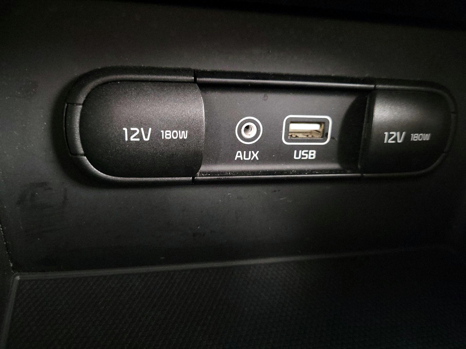 Thumbnail: 2017 Kia Niro - 16