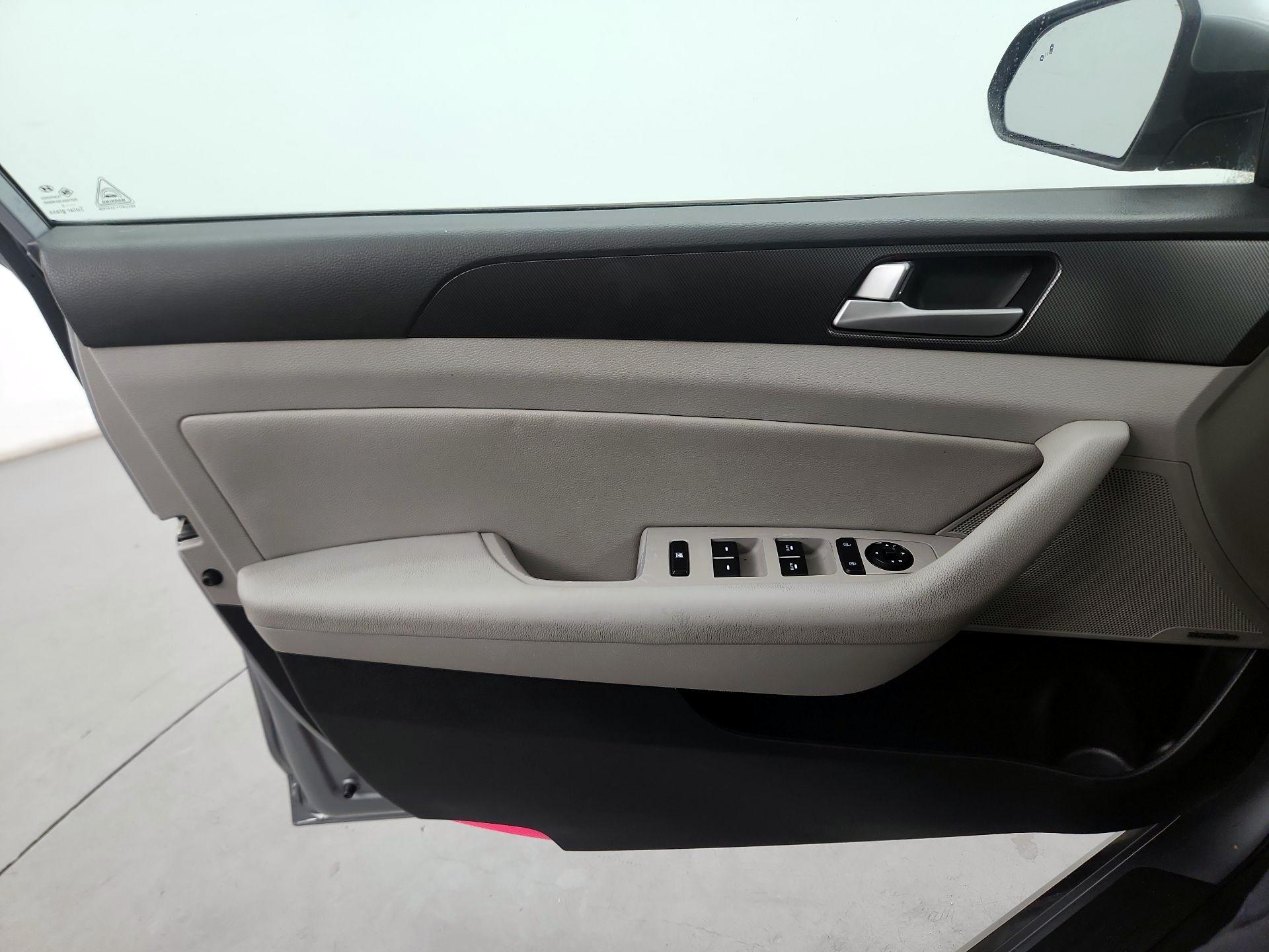 Thumbnail: 2016 Hyundai Sonata - 10