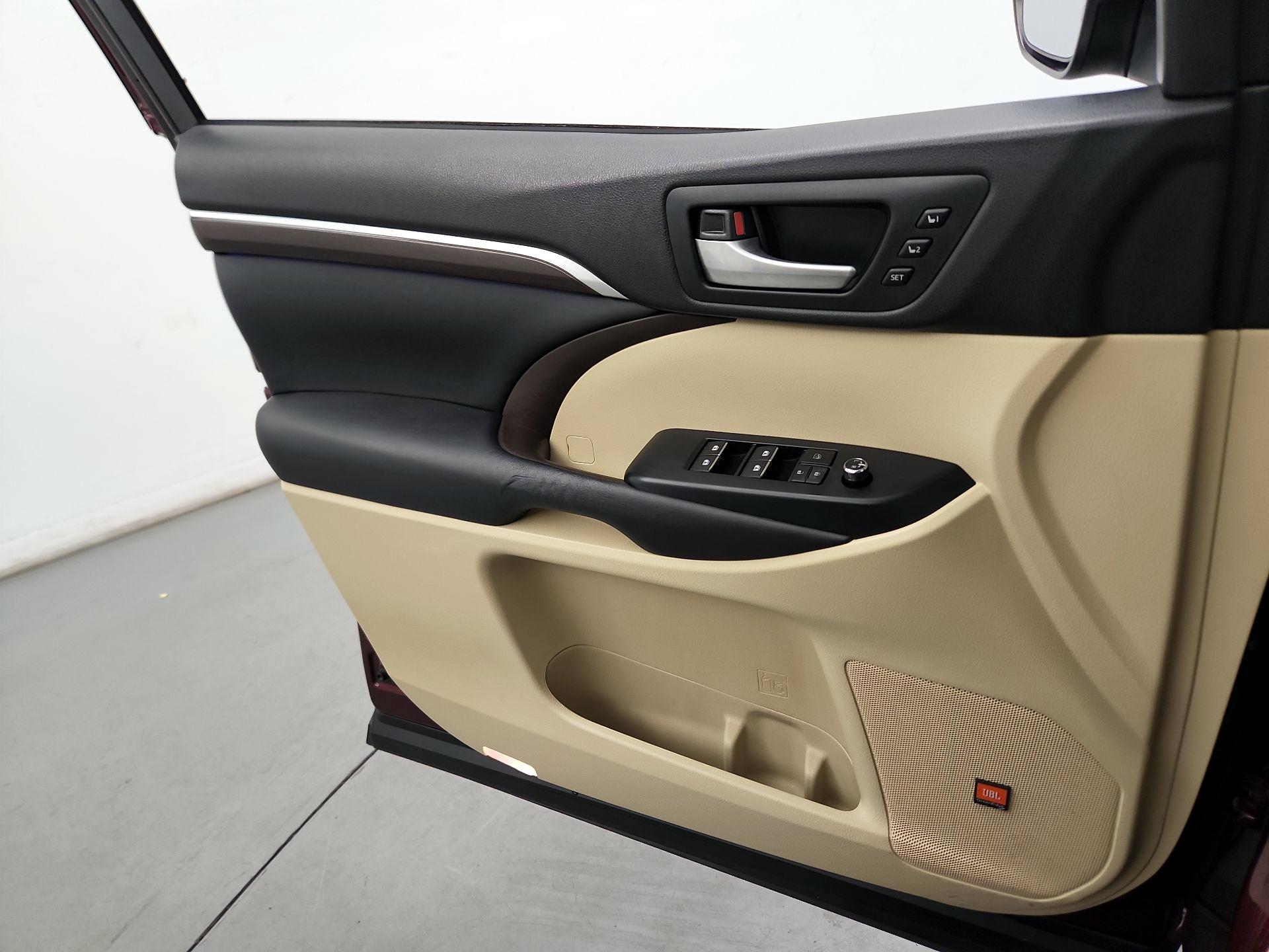 Thumbnail: 2015 Toyota Highlander - 10