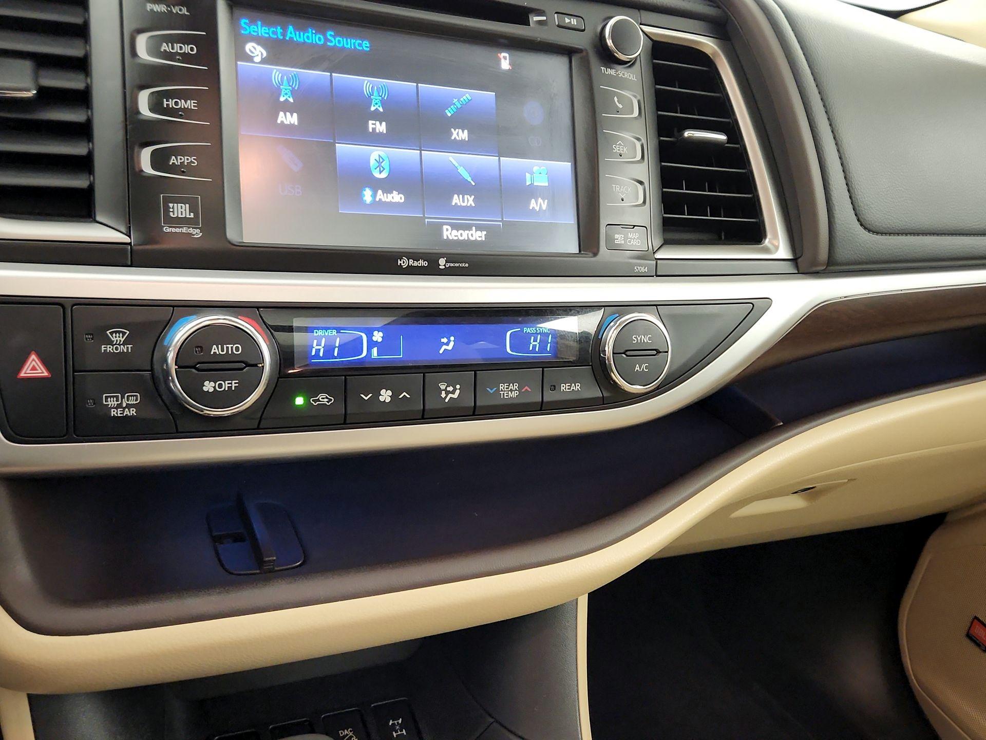 Thumbnail: 2015 Toyota Highlander - 15