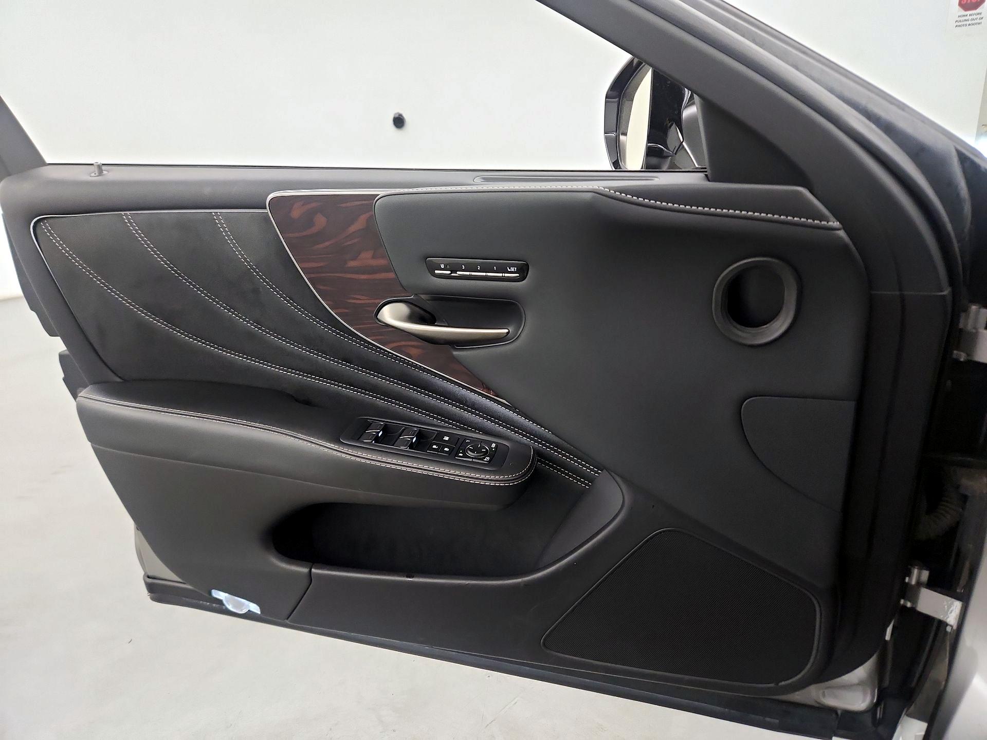 Thumbnail: 2019 Lexus LS - 10