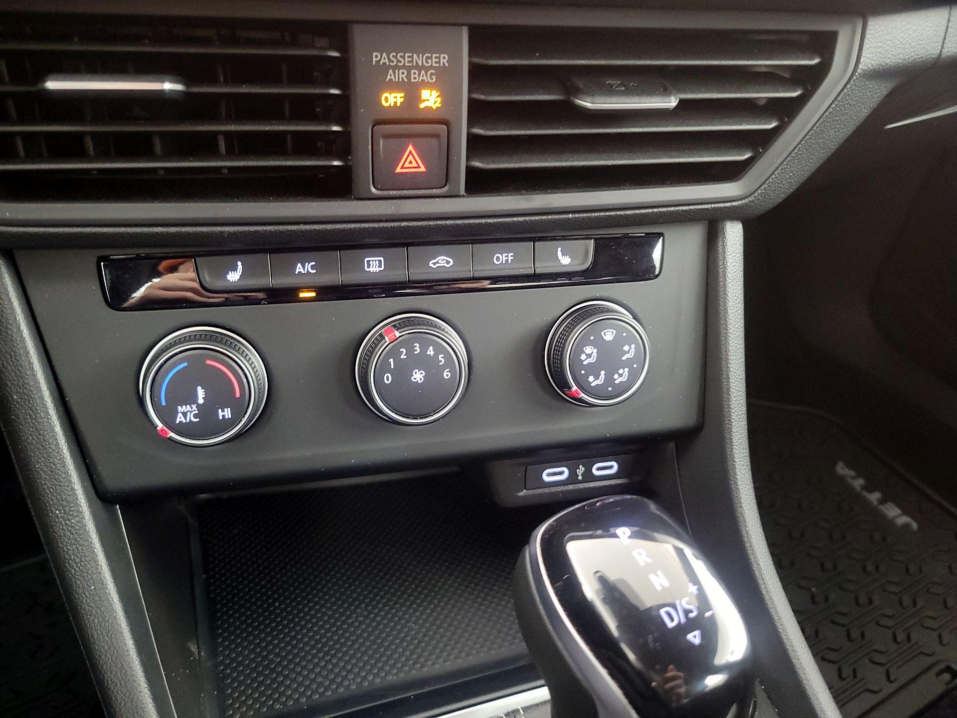 Thumbnail: 2024 Volkswagen Jetta - 16