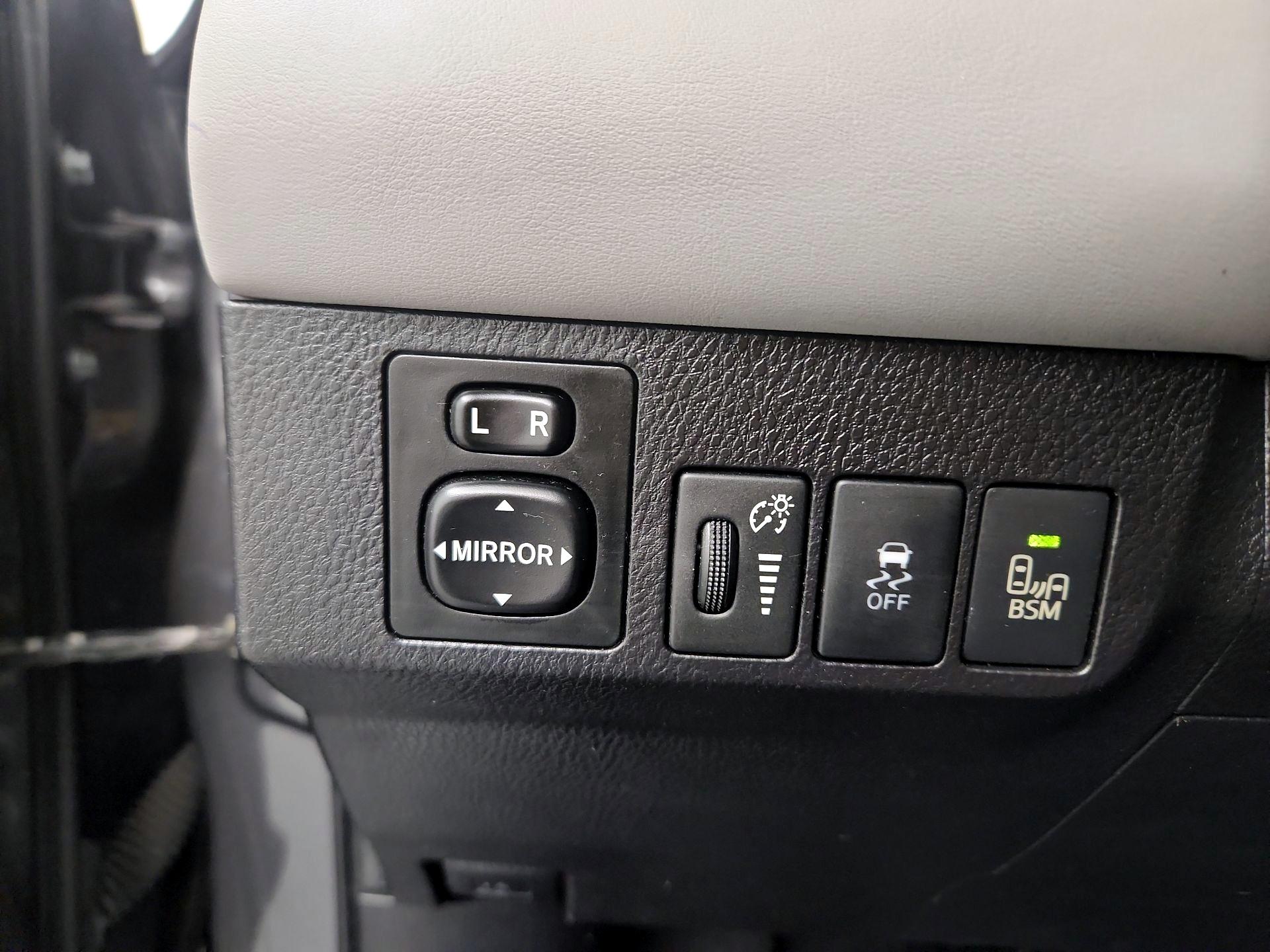 Thumbnail: 2015 Toyota RAV4 - 11