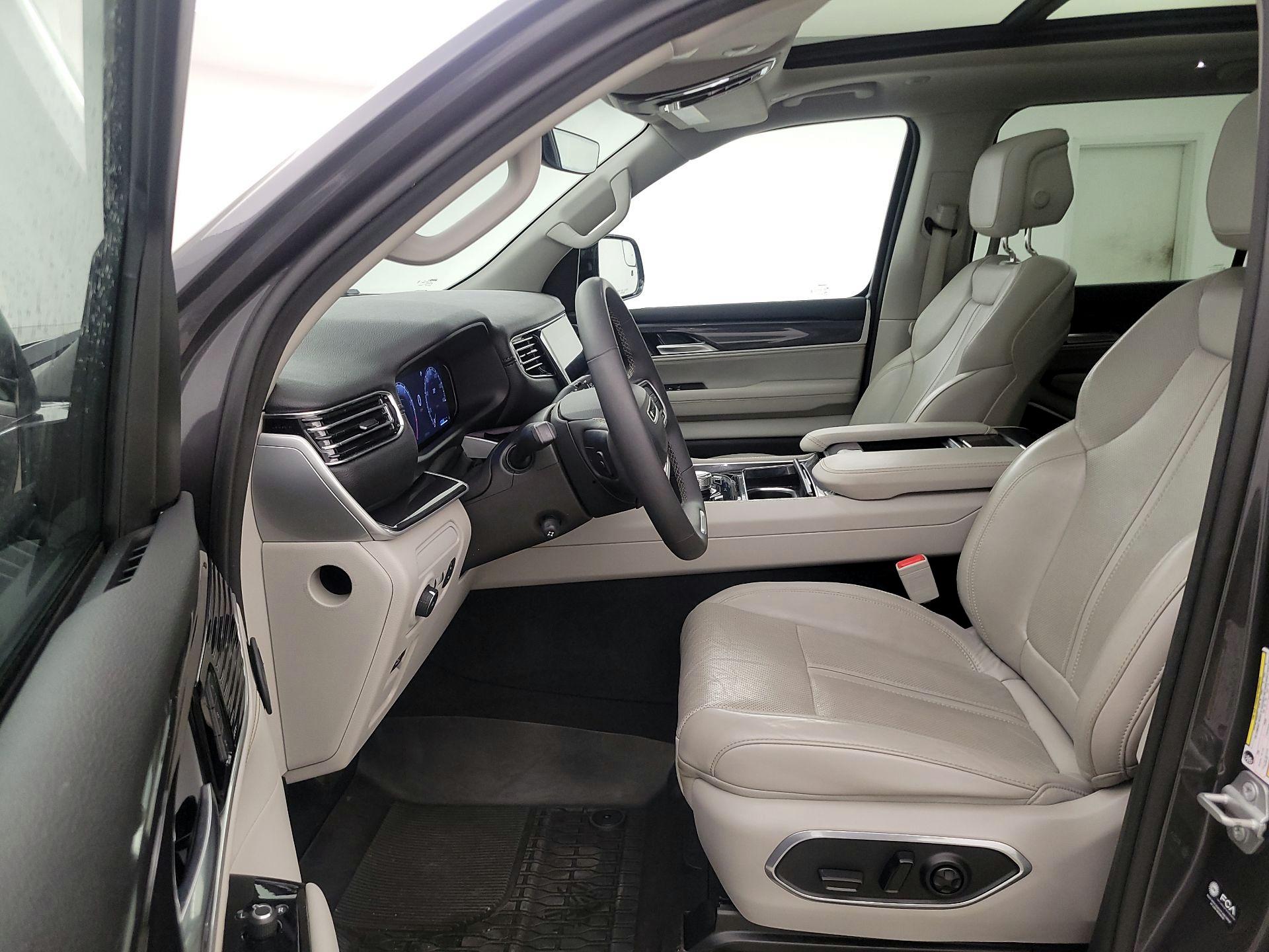 Thumbnail: 2023 Jeep Wagoneer - 11