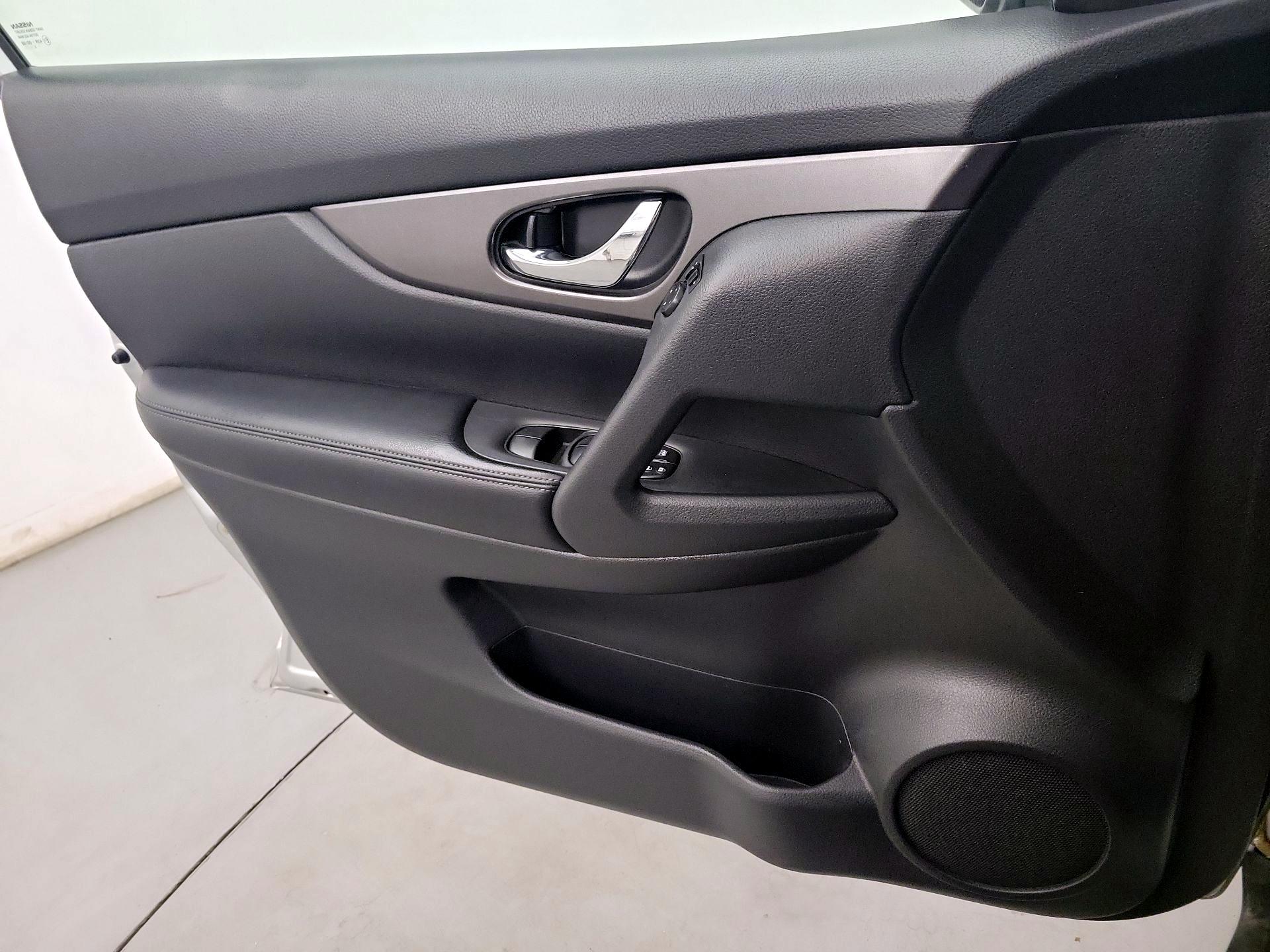 Thumbnail: 2016 Nissan Rogue - 10