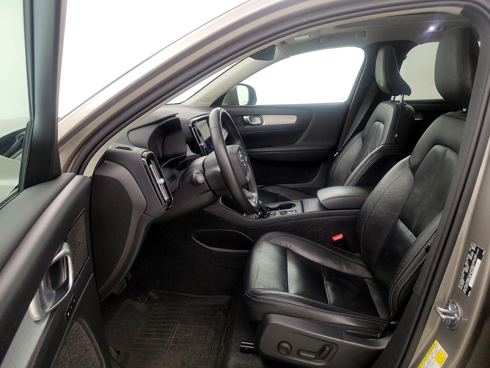 Thumbnail: 2022 Volvo XC40 - 11