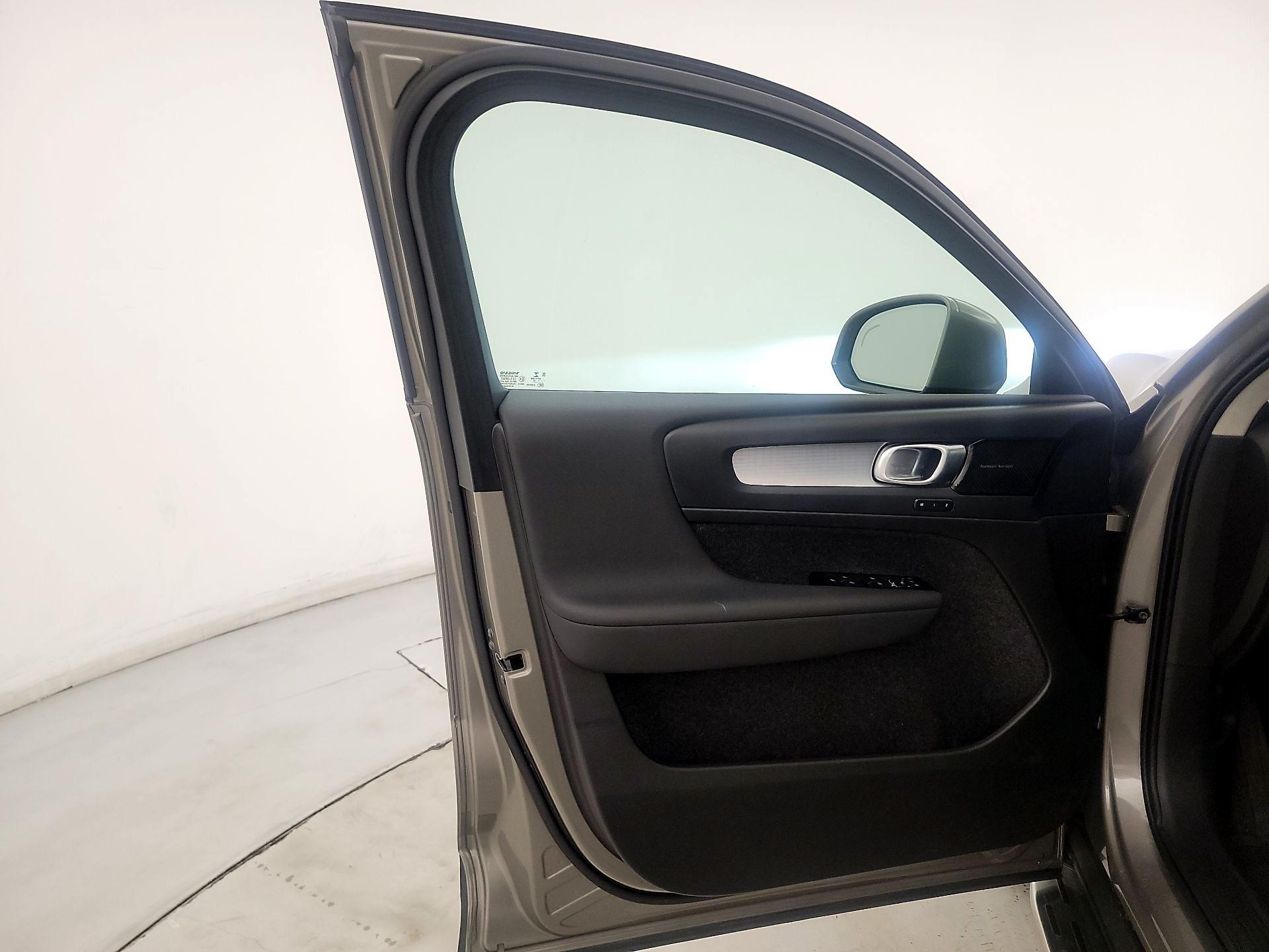 Thumbnail: 2022 Volvo XC40 - 12