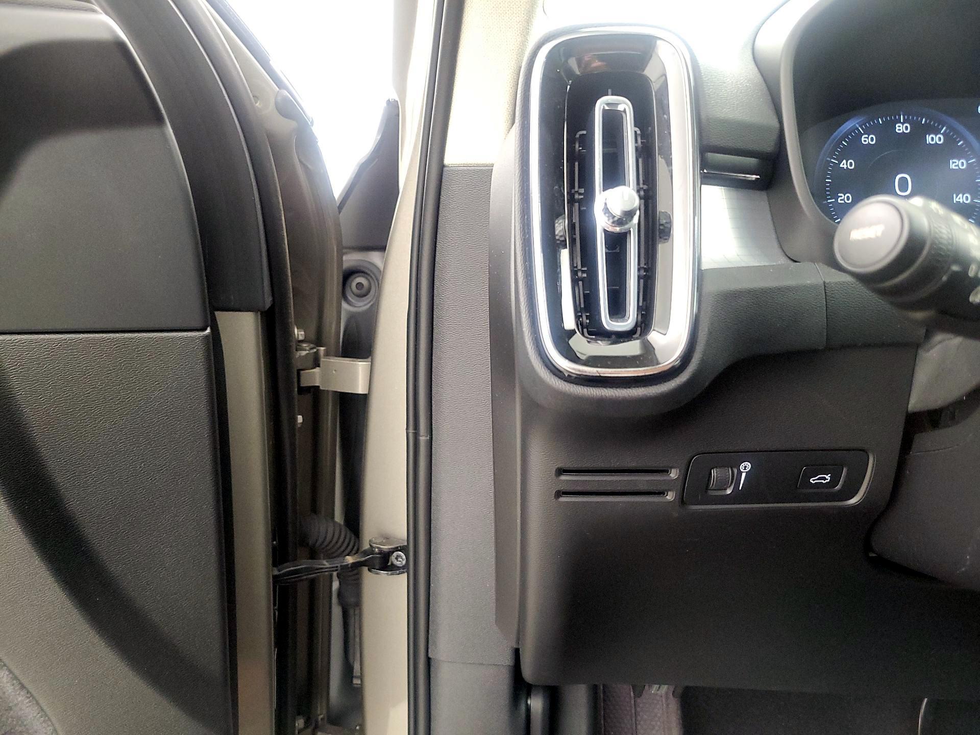 Thumbnail: 2022 Volvo XC40 - 13