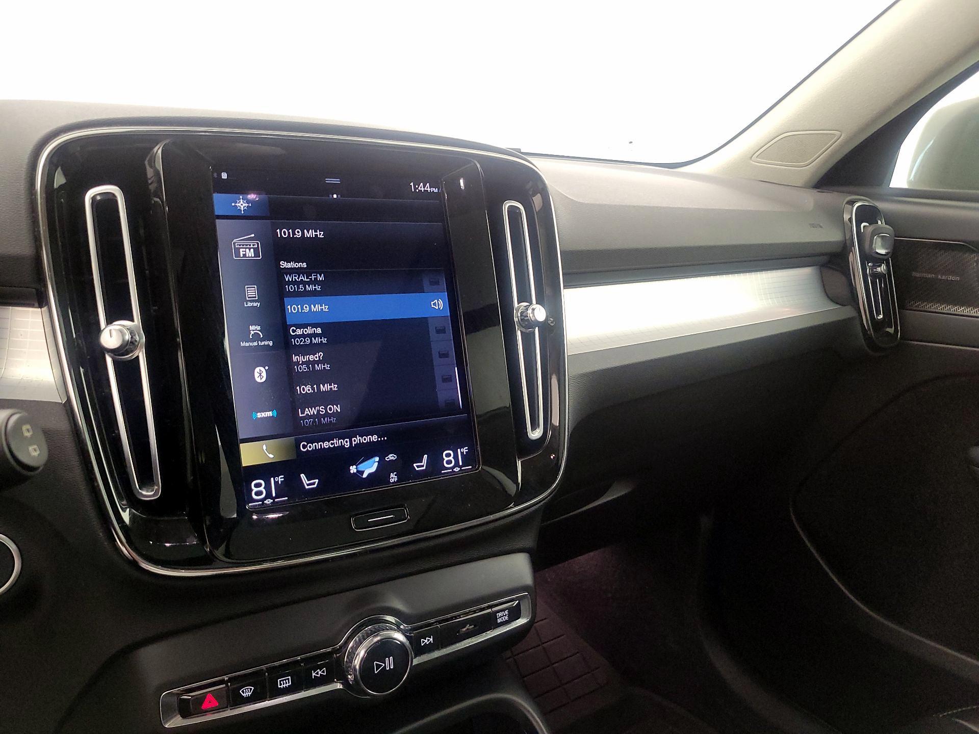 Thumbnail: 2022 Volvo XC40 - 16