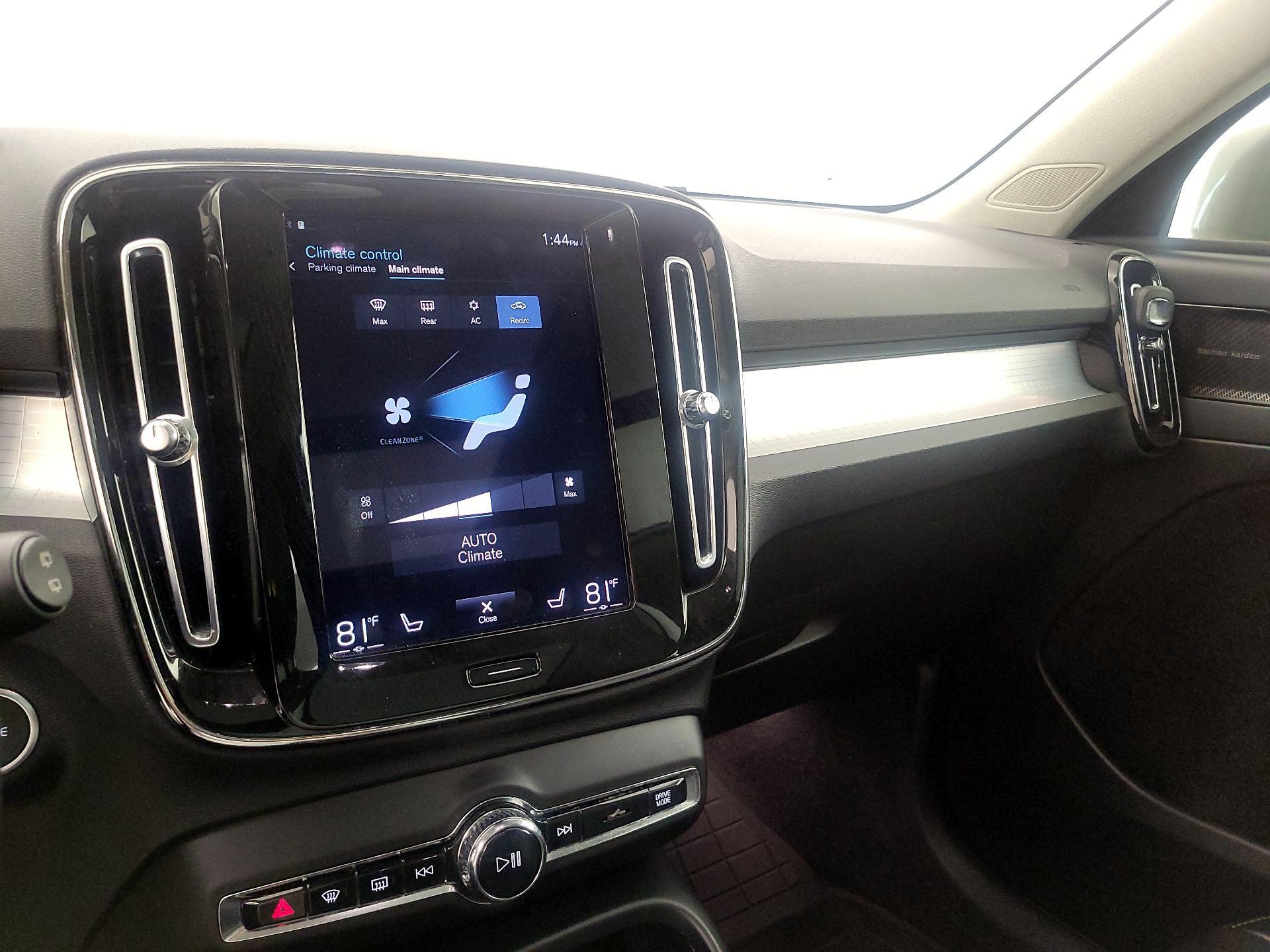 Thumbnail: 2022 Volvo XC40 - 17