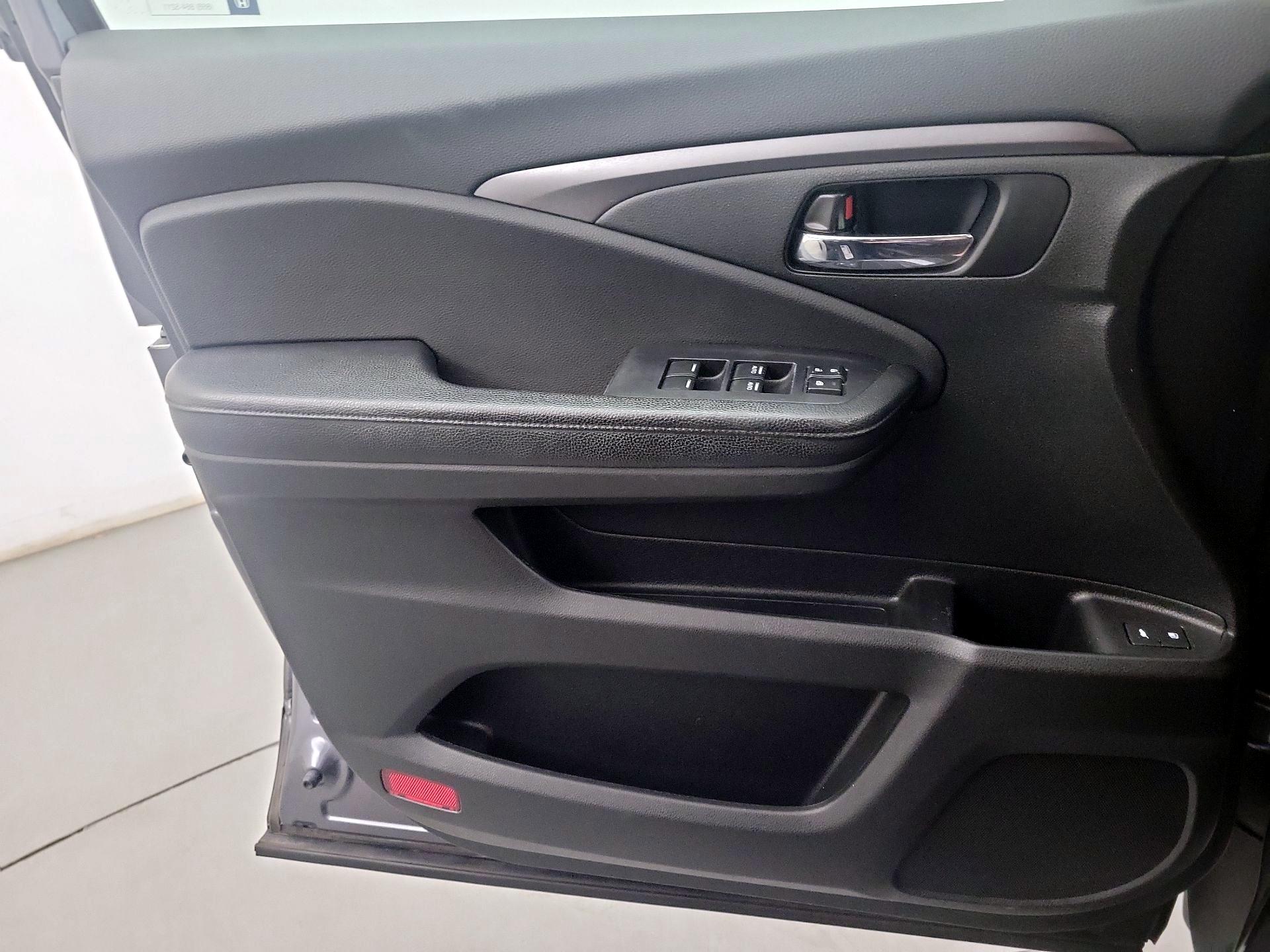 Thumbnail: 2016 Honda Pilot - 12