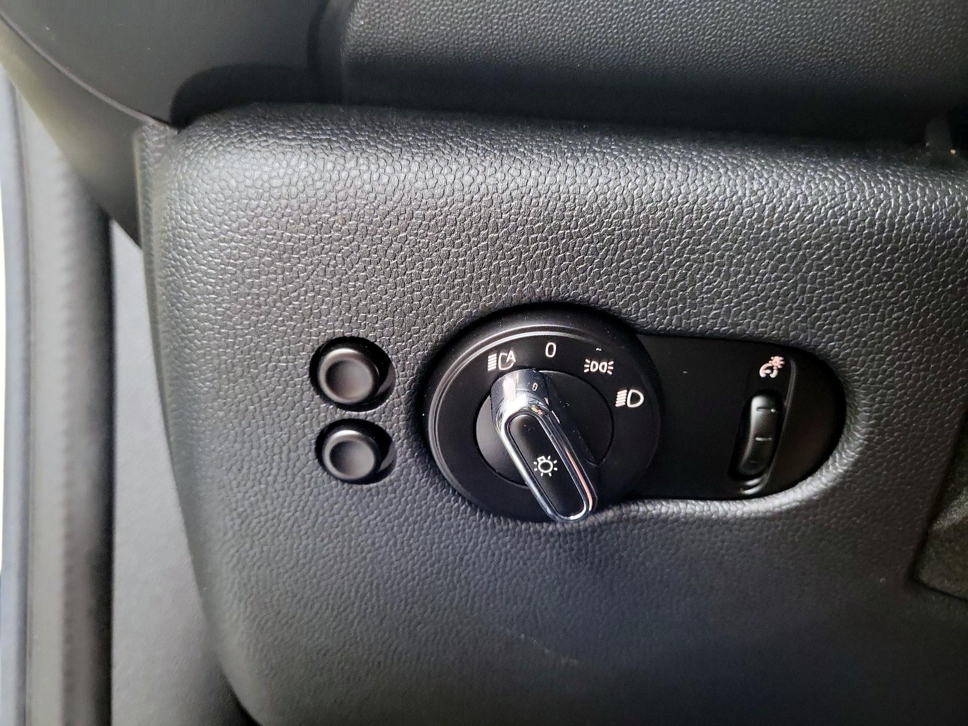 Thumbnail: 2016 MINI Cooper Hardtop - 13