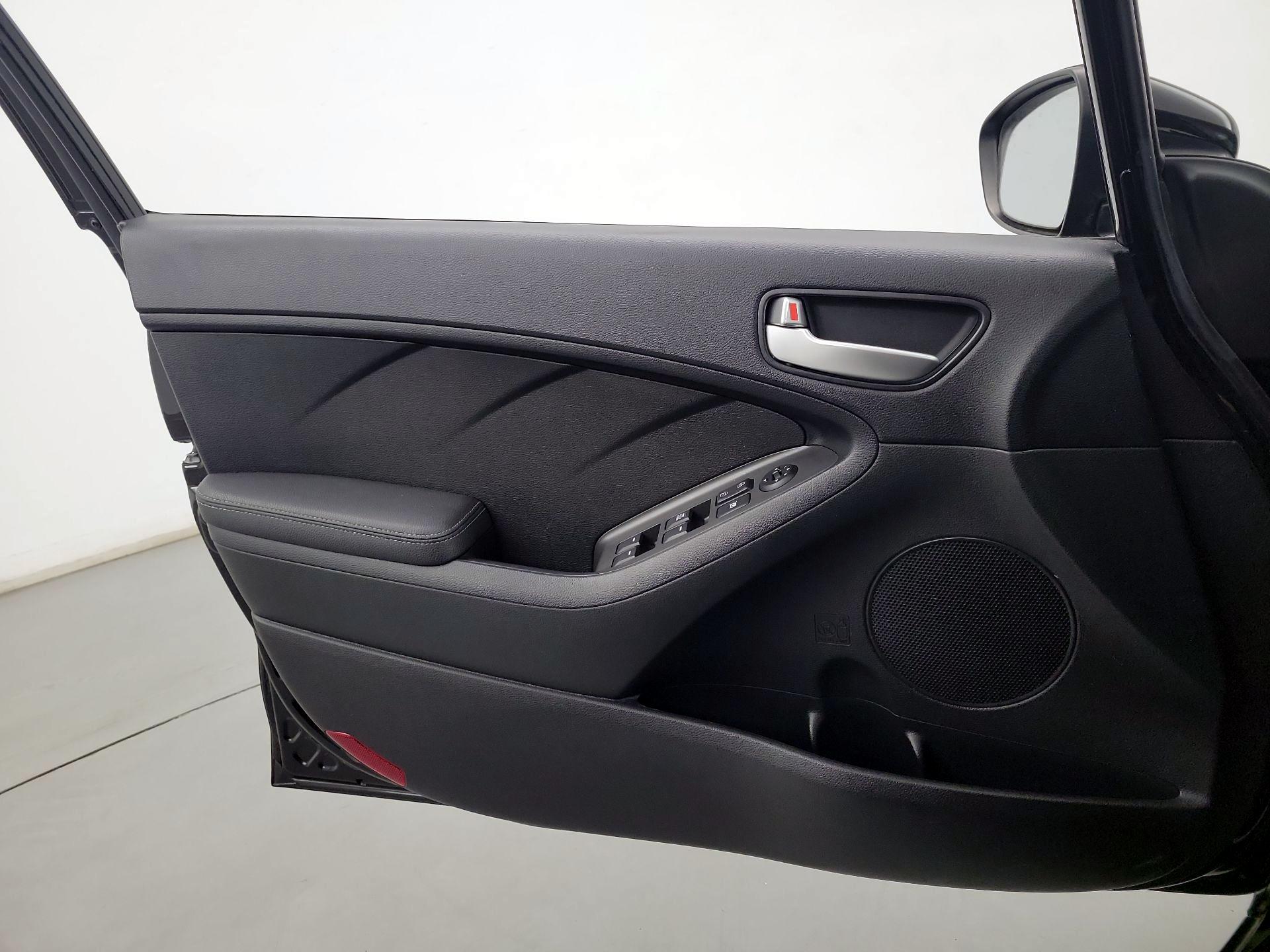 Thumbnail: 2017 Kia Forte - 12