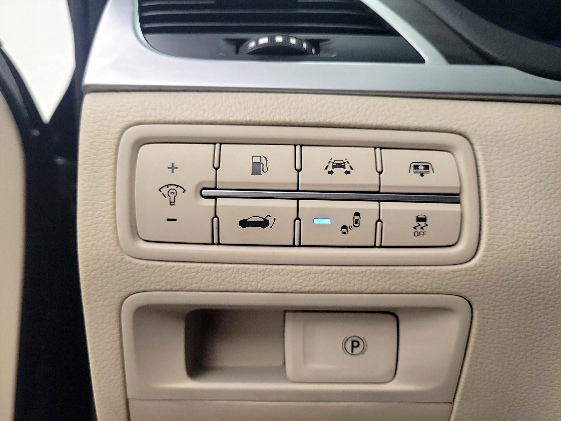 Thumbnail: 2017 Genesis G80 - 13