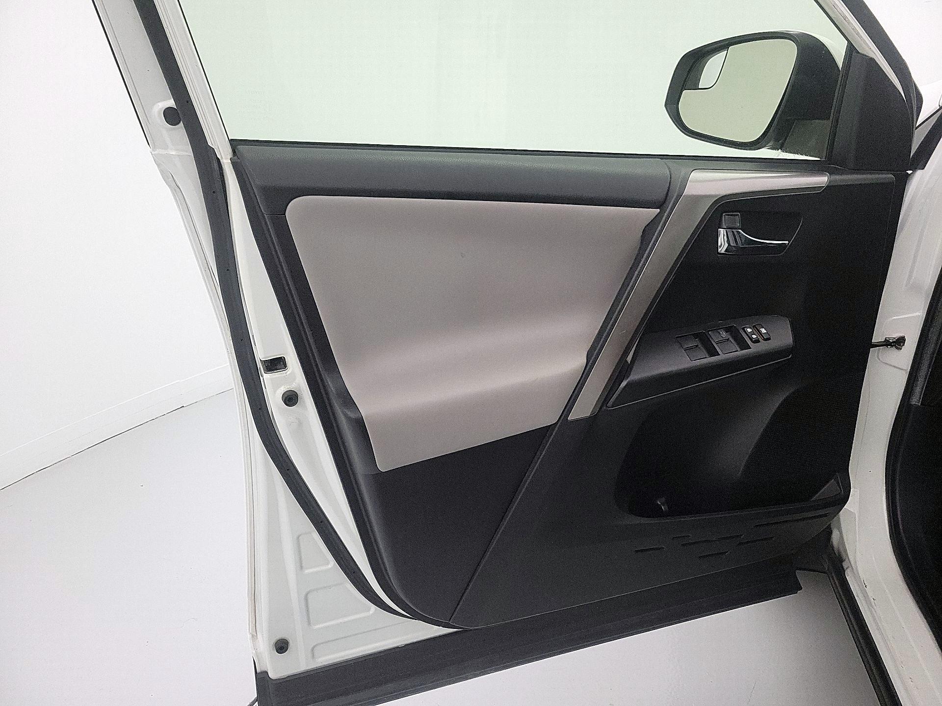 Thumbnail: 2016 Toyota RAV4 - 12