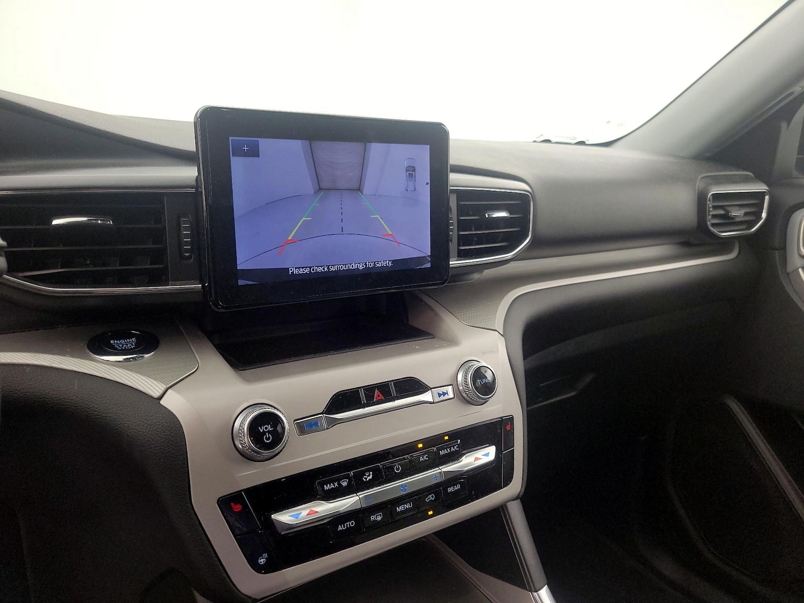2024 Ford Explorer XLT - Photo 16