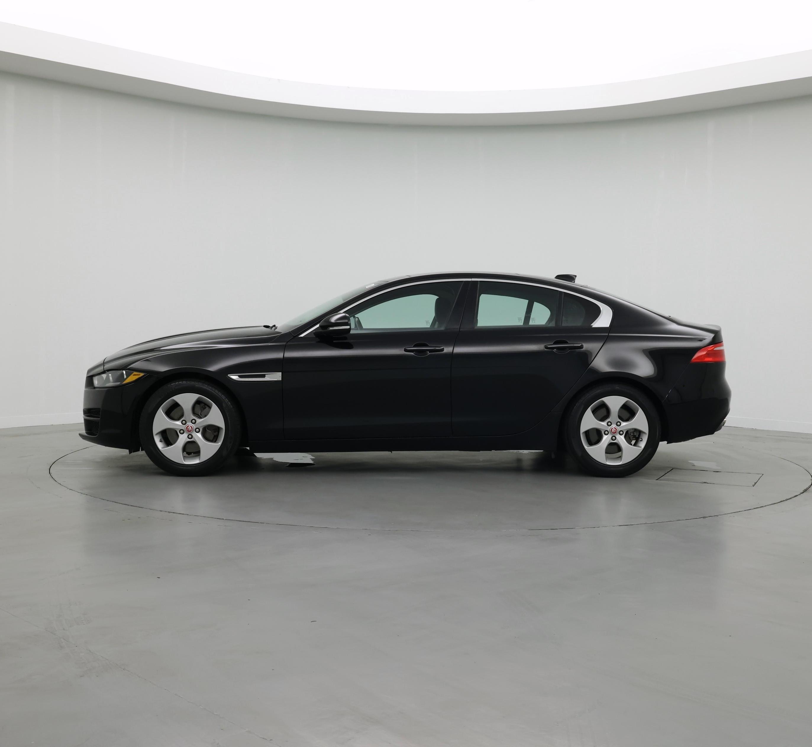 Thumbnail: 2017 Jaguar XE - 3
