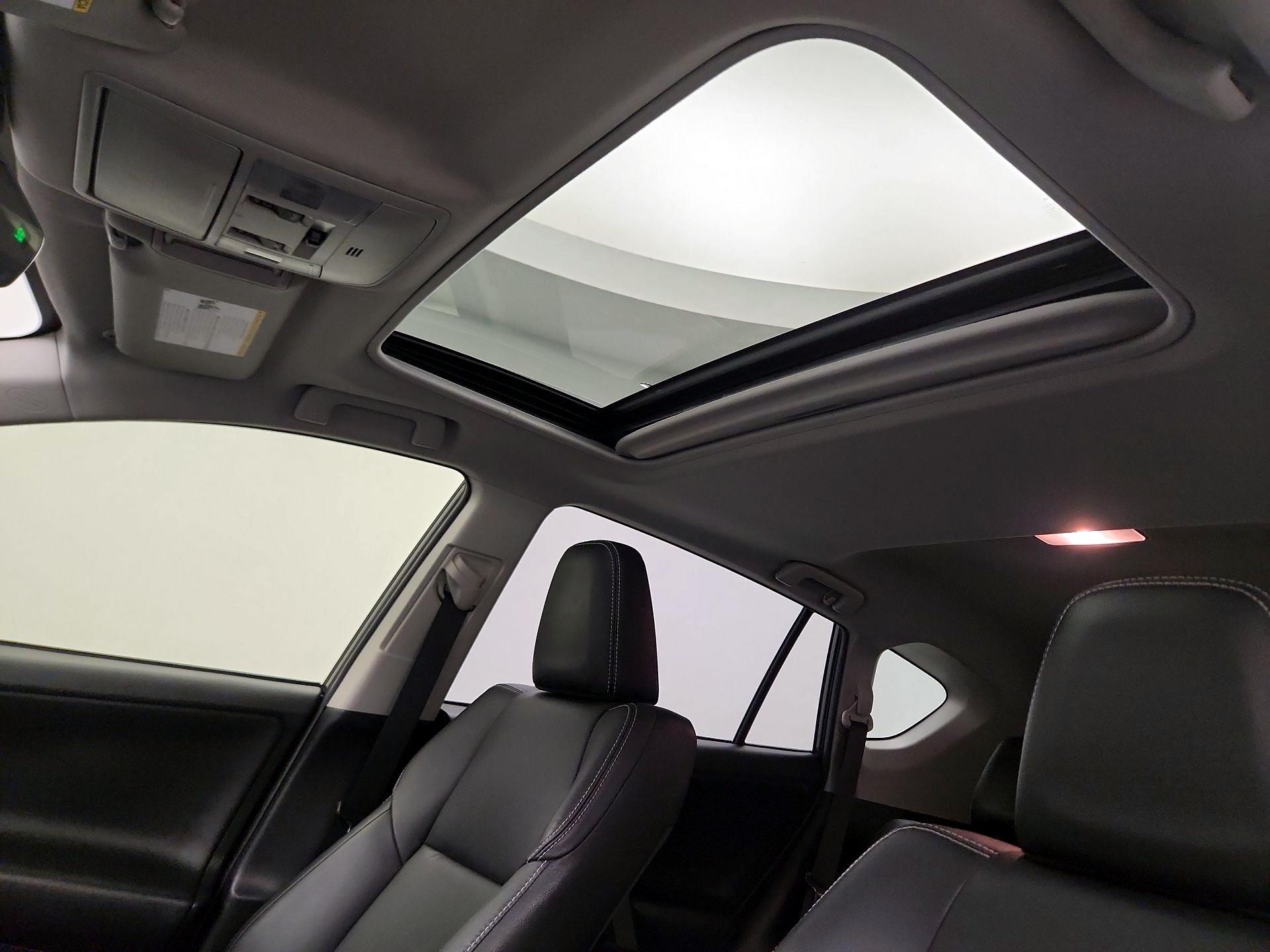 Thumbnail: 2018 Toyota RAV4 - 19