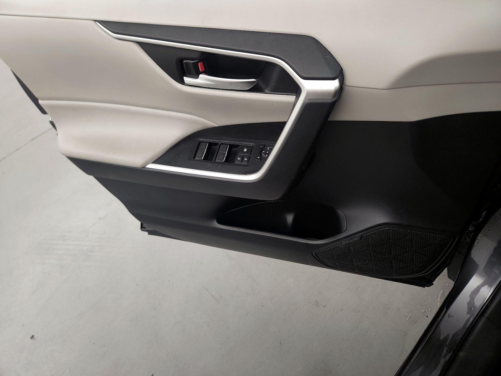 2023 Toyota RAV4 XLE - Photo 13