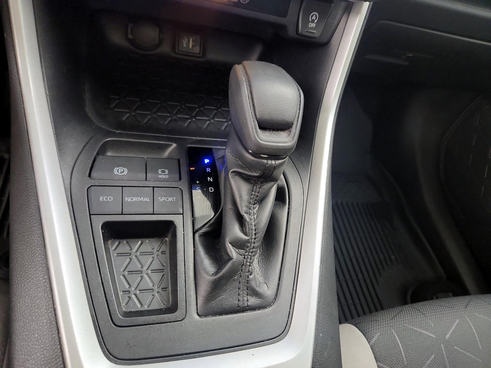 2023 Toyota RAV4 XLE - Photo 18