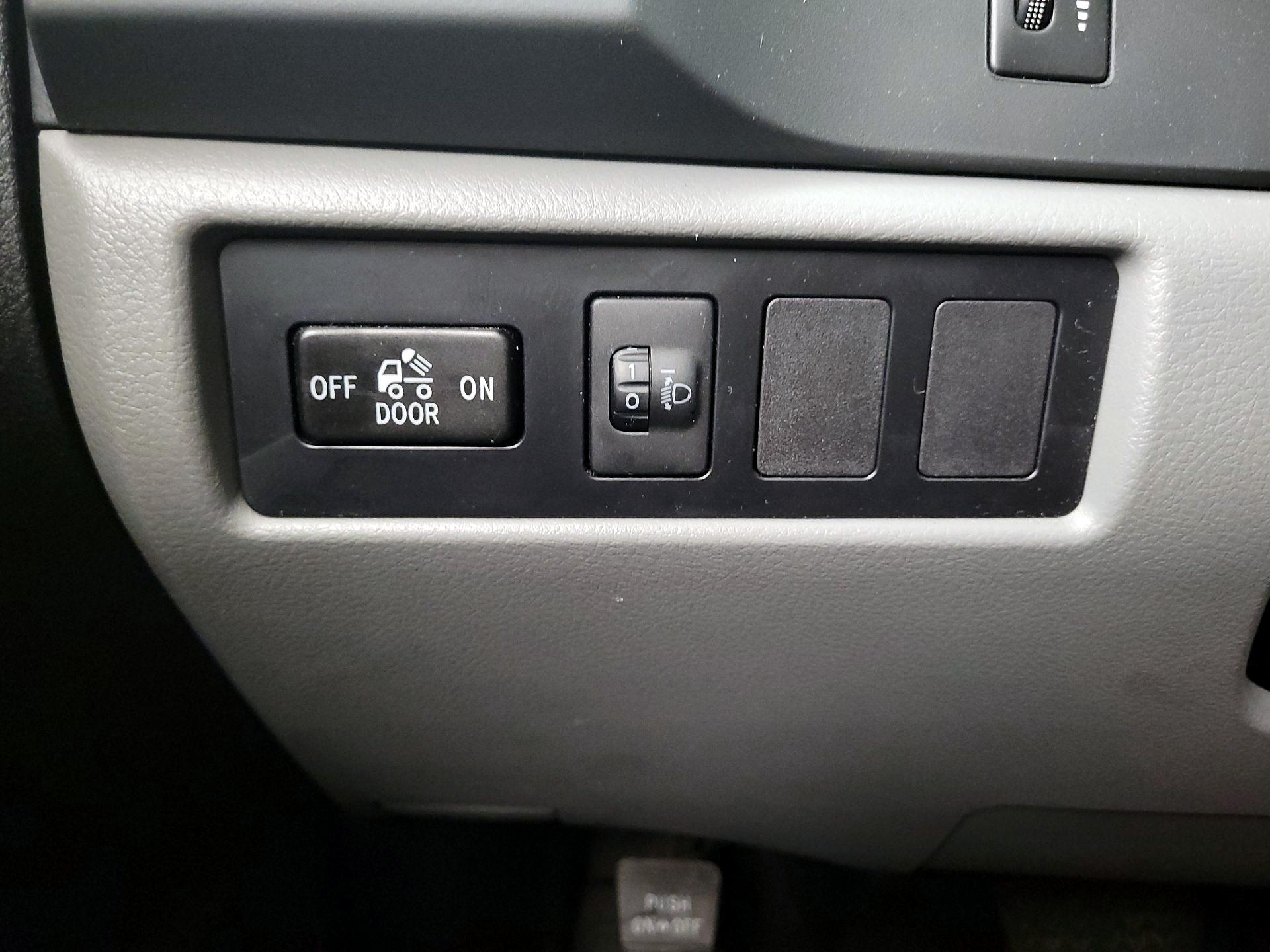 Thumbnail: 2013 Toyota Tundra - 13