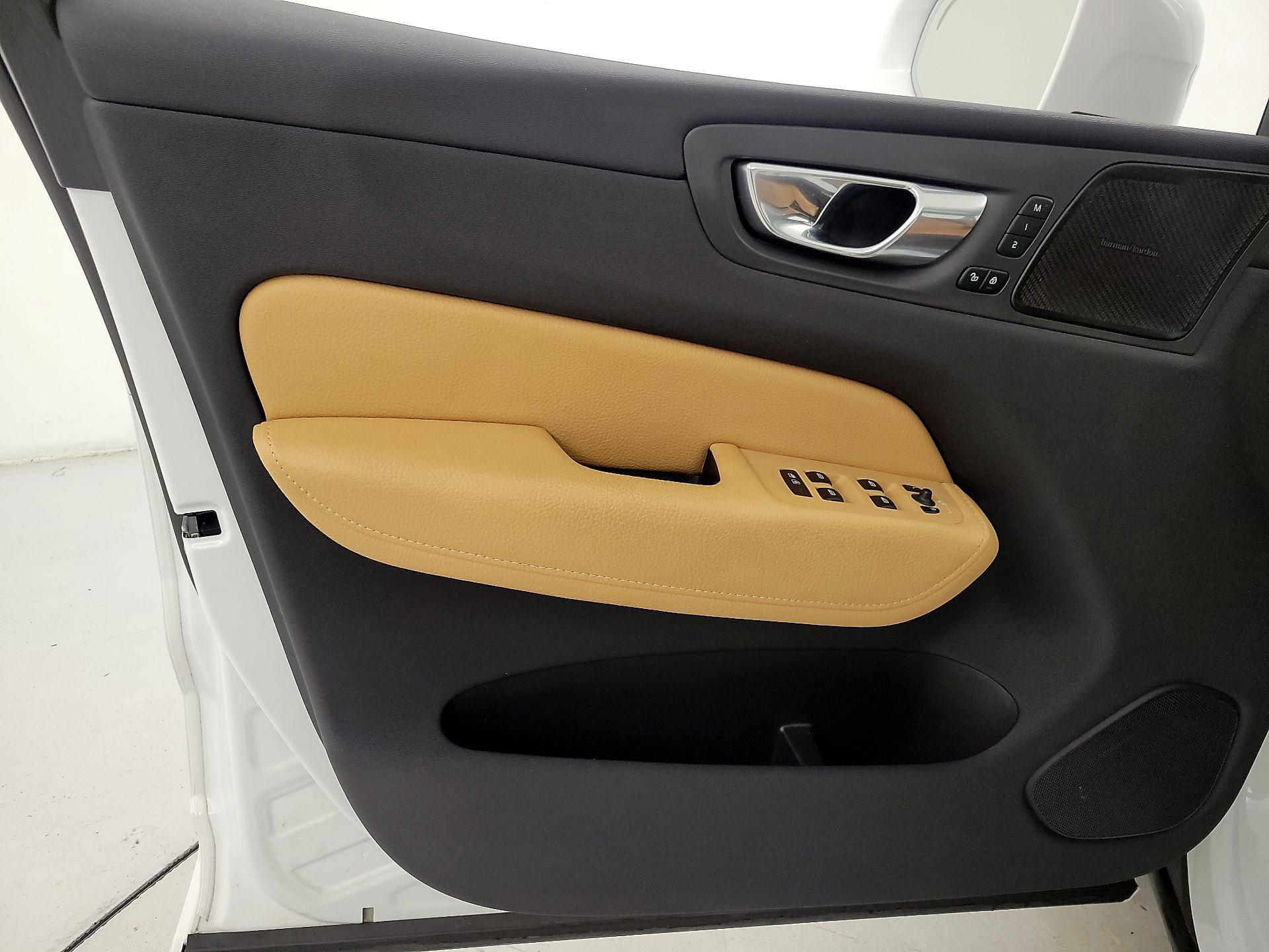 Thumbnail: 2019 Volvo XC60 - 12