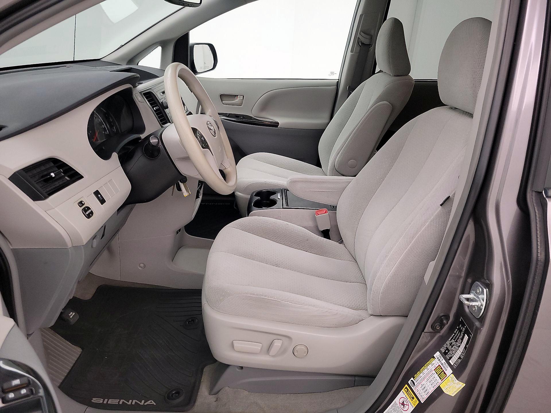 Thumbnail: 2014 Toyota Sienna - 11