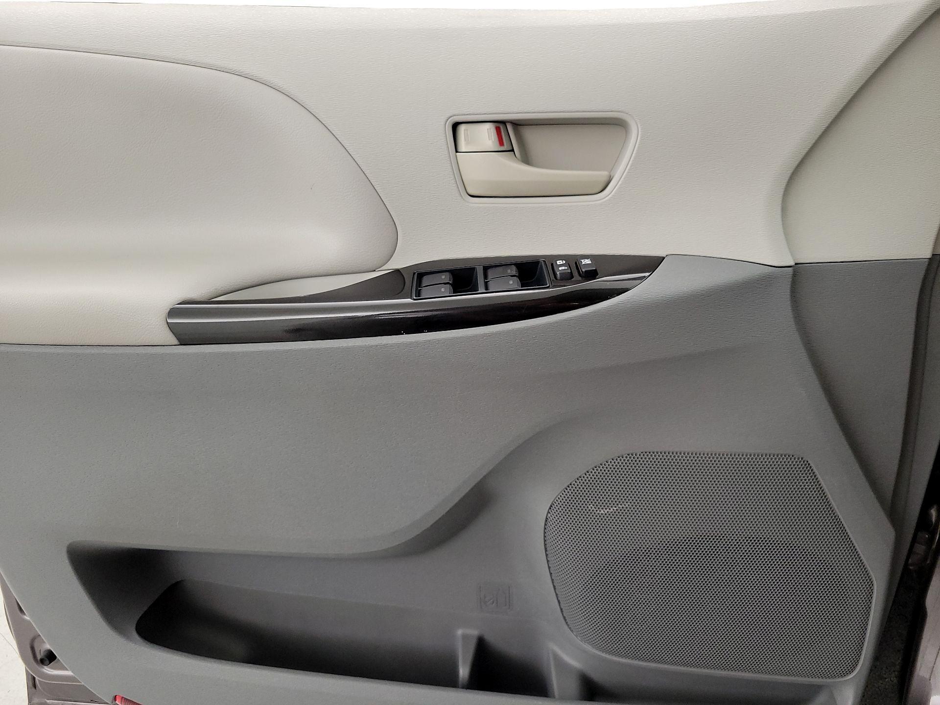 Thumbnail: 2014 Toyota Sienna - 12