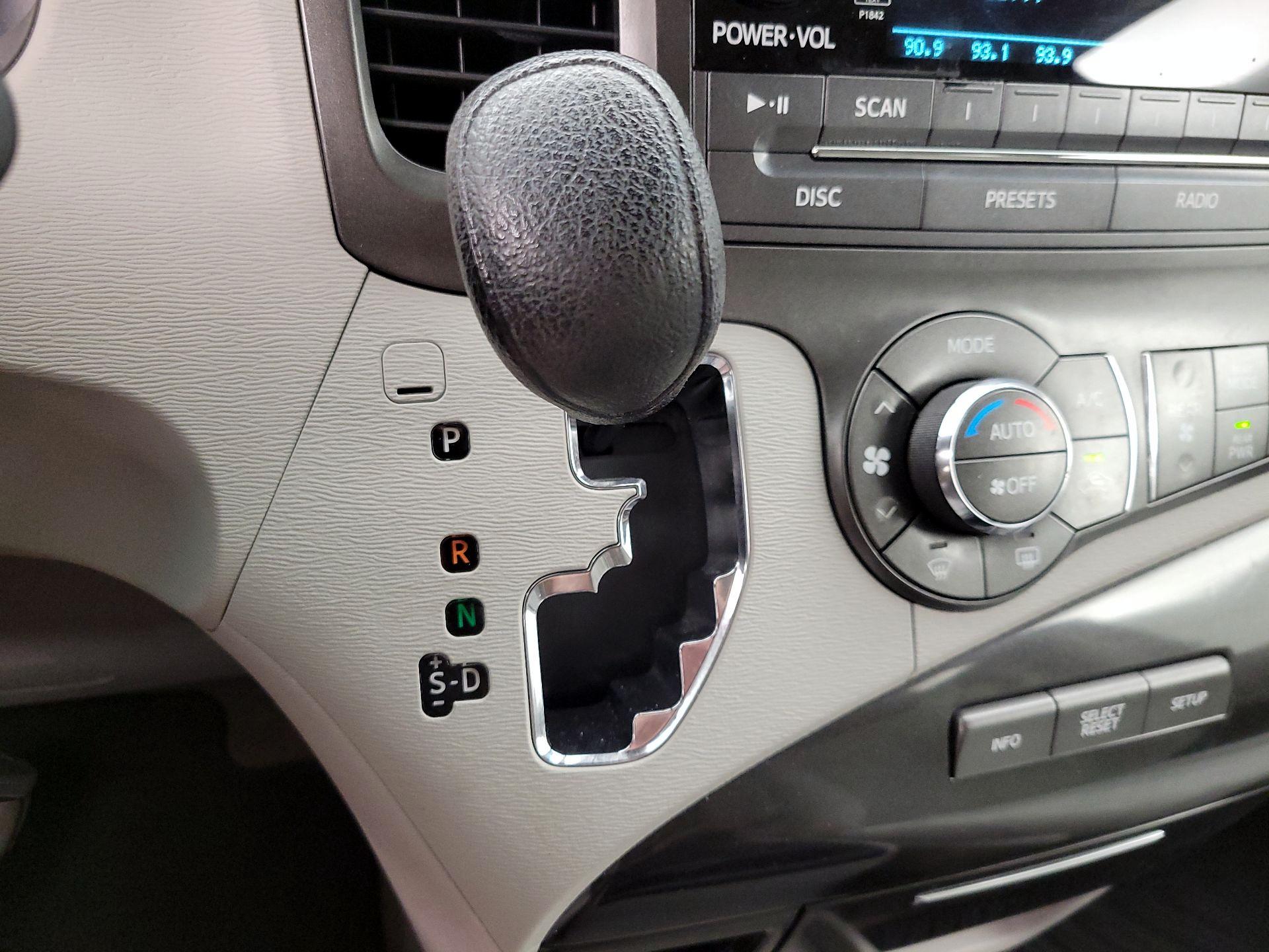 Thumbnail: 2014 Toyota Sienna - 17