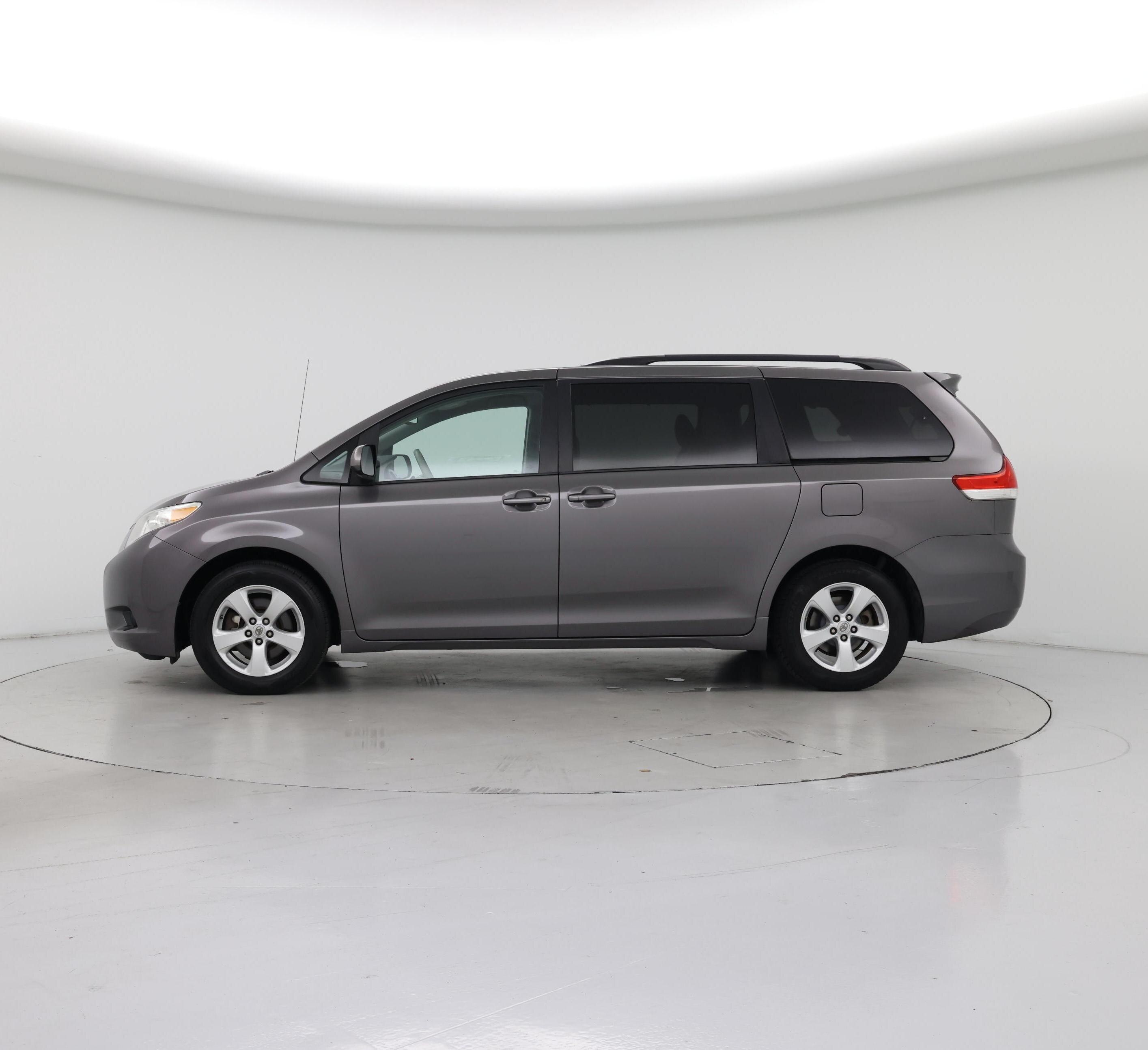 Thumbnail: 2014 Toyota Sienna - 3