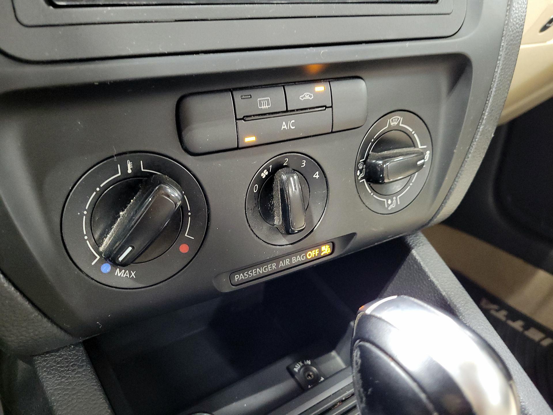 Thumbnail: 2014 Volkswagen Jetta - 15