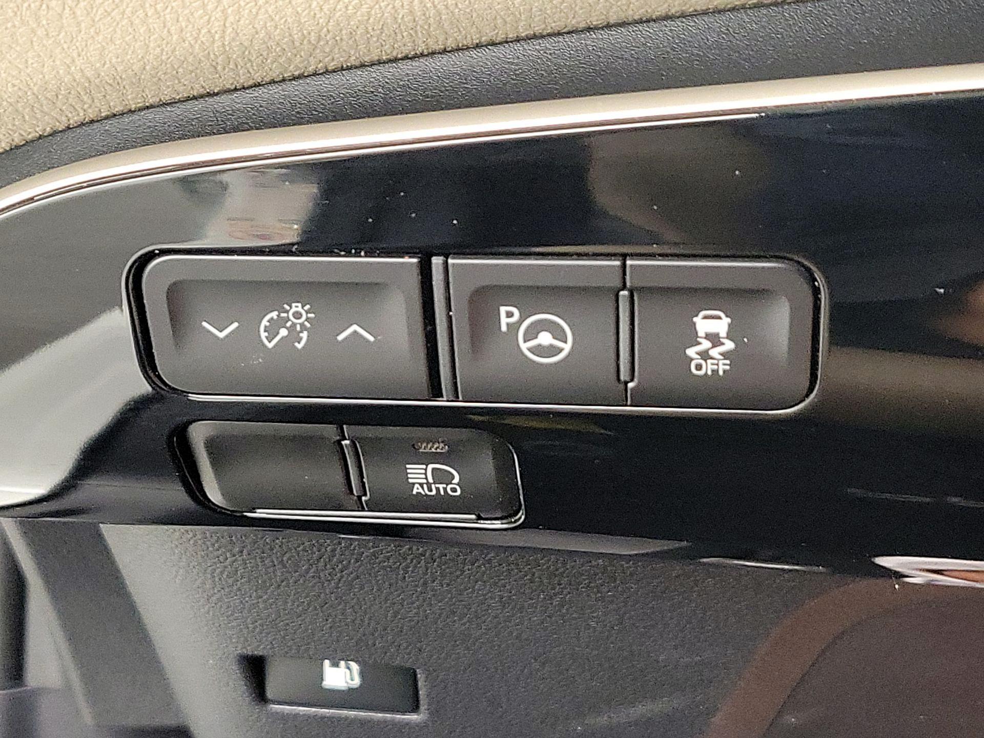 Thumbnail: 2019 Toyota Prius - 13