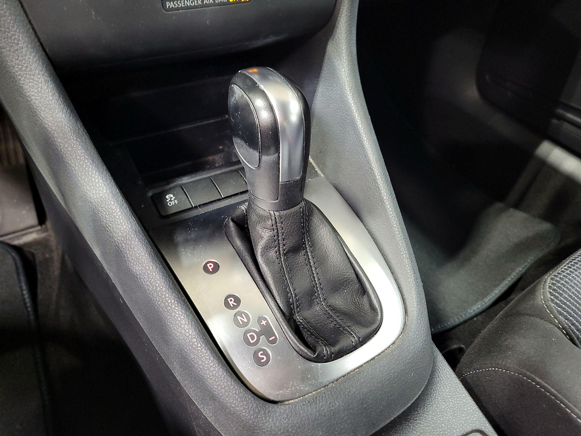 Thumbnail: 2013 Volkswagen Golf - 16