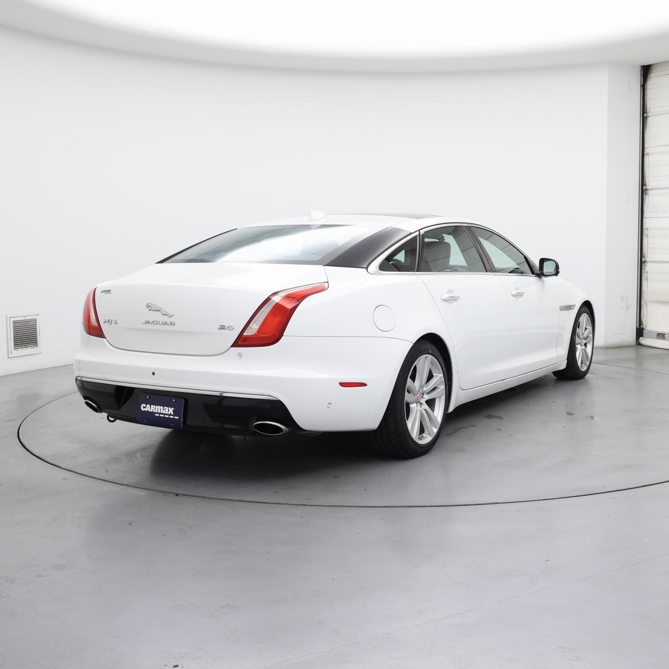 Thumbnail: 2016 Jaguar XJ - 8