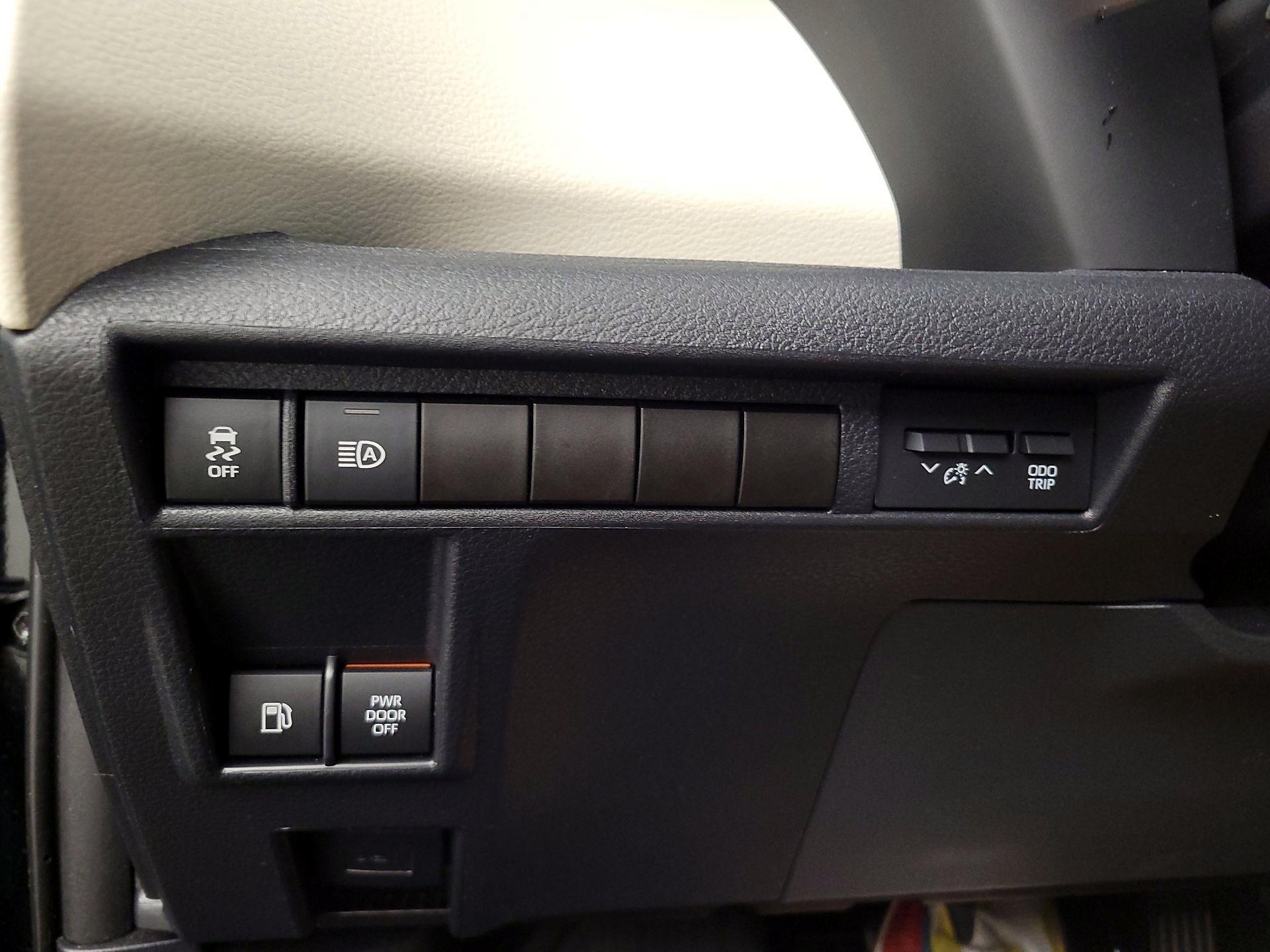 Thumbnail: 2021 Toyota Sienna - 13