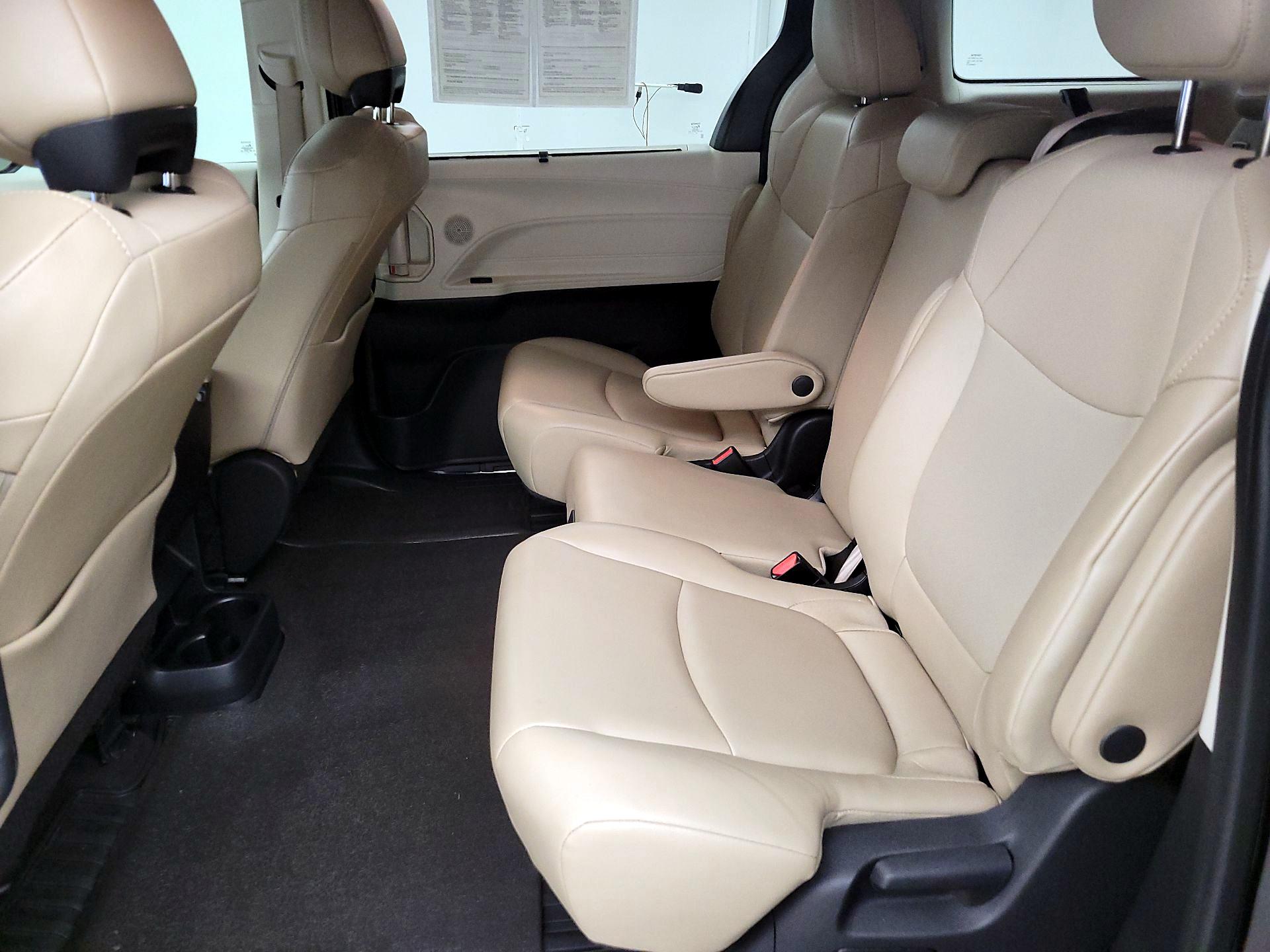 Thumbnail: 2021 Toyota Sienna - 20