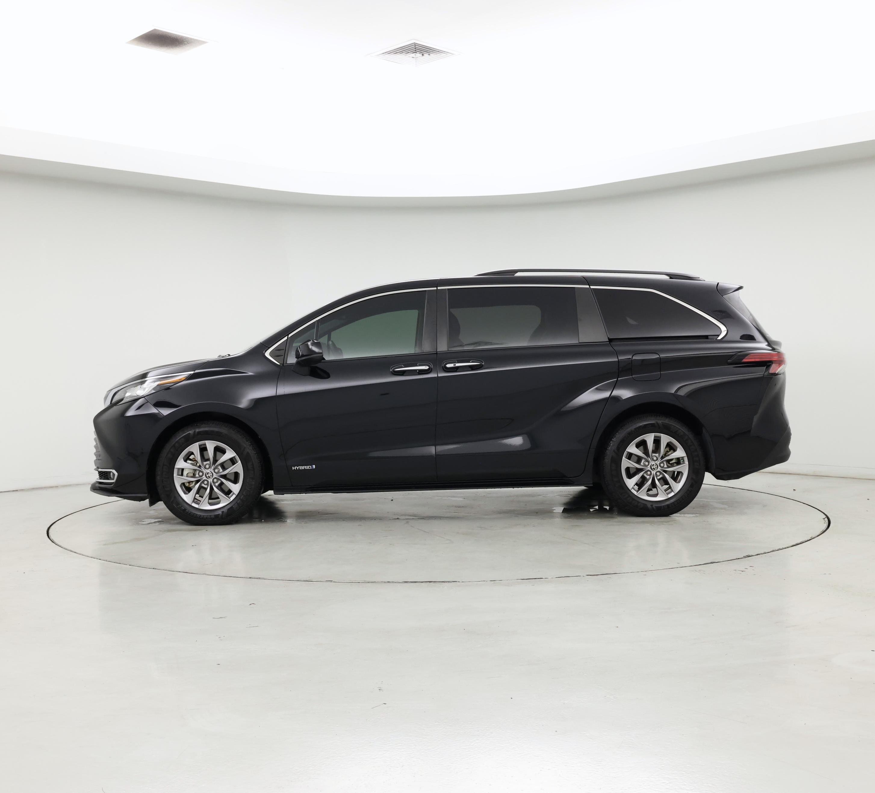 Thumbnail: 2021 Toyota Sienna - 3