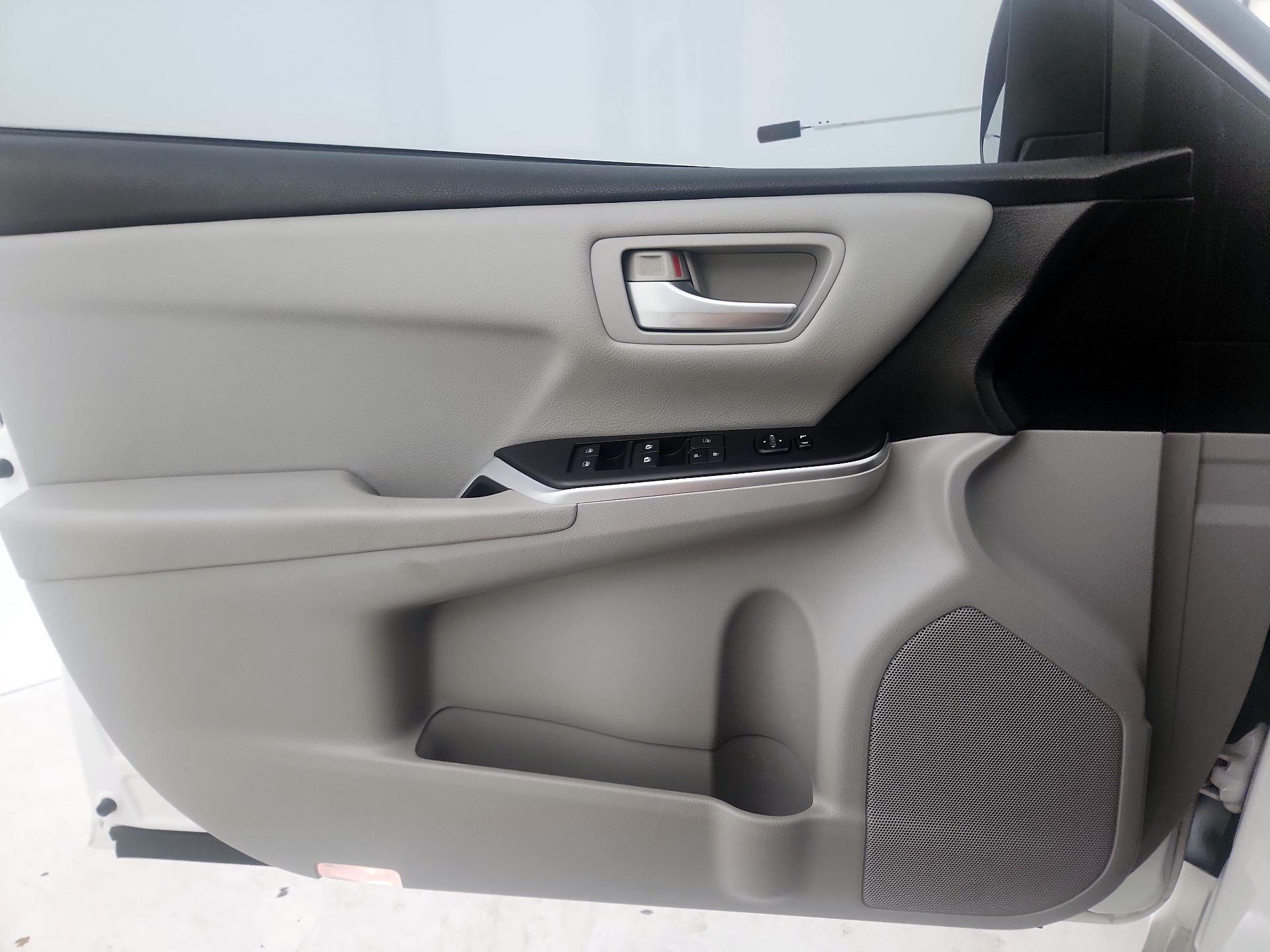 Thumbnail: 2016 Toyota Camry - 12