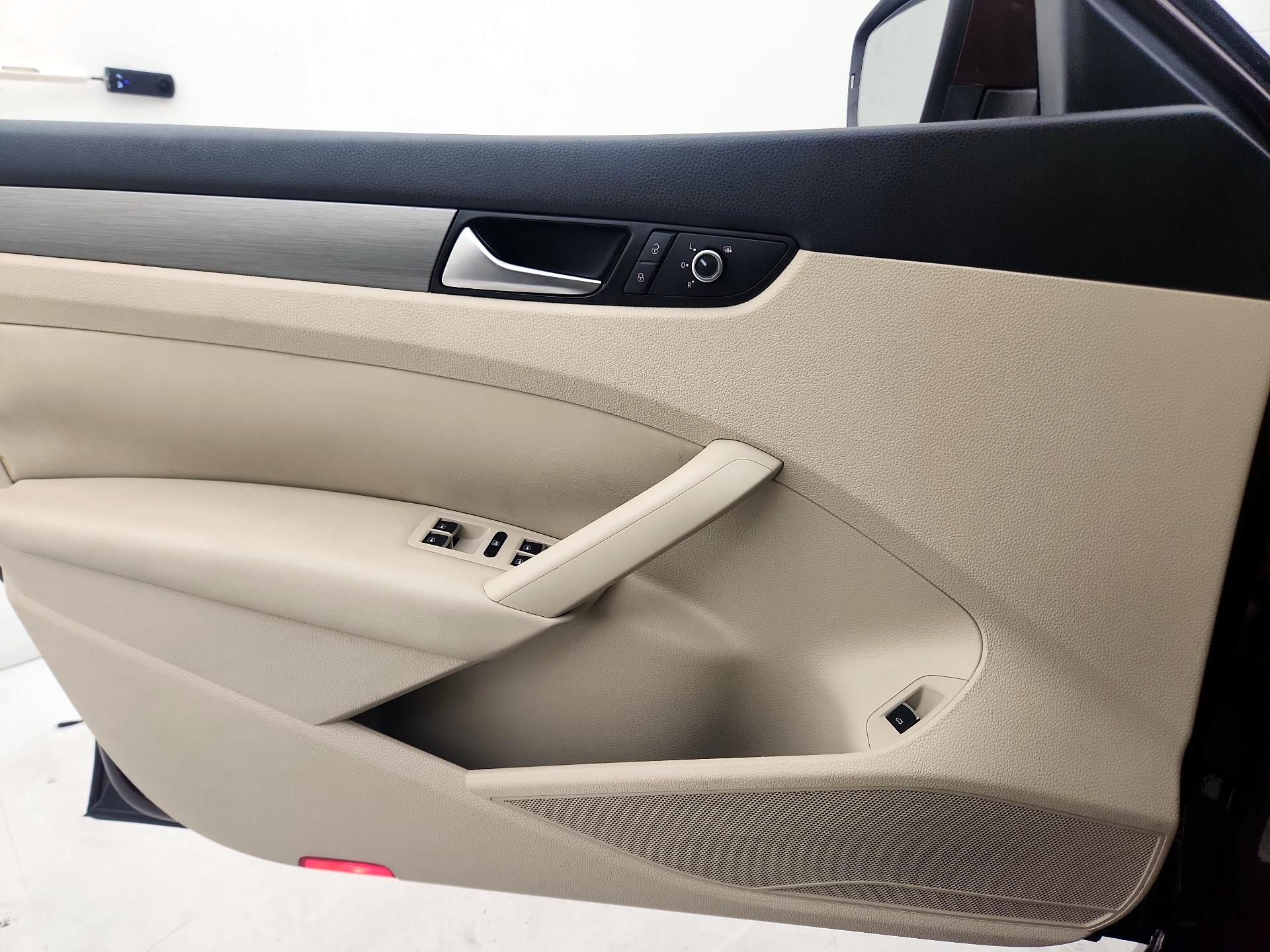 Thumbnail: 2014 Volkswagen Passat - 12