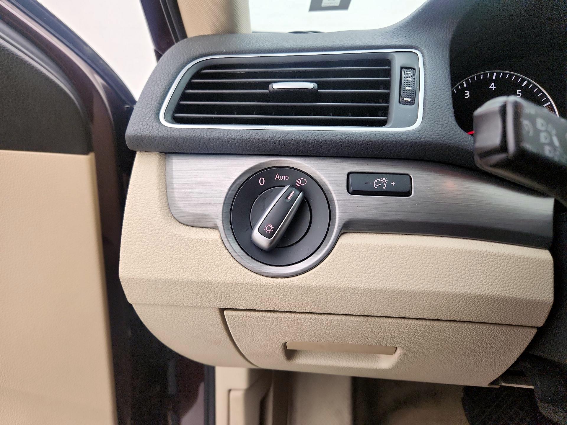 Thumbnail: 2014 Volkswagen Passat - 13