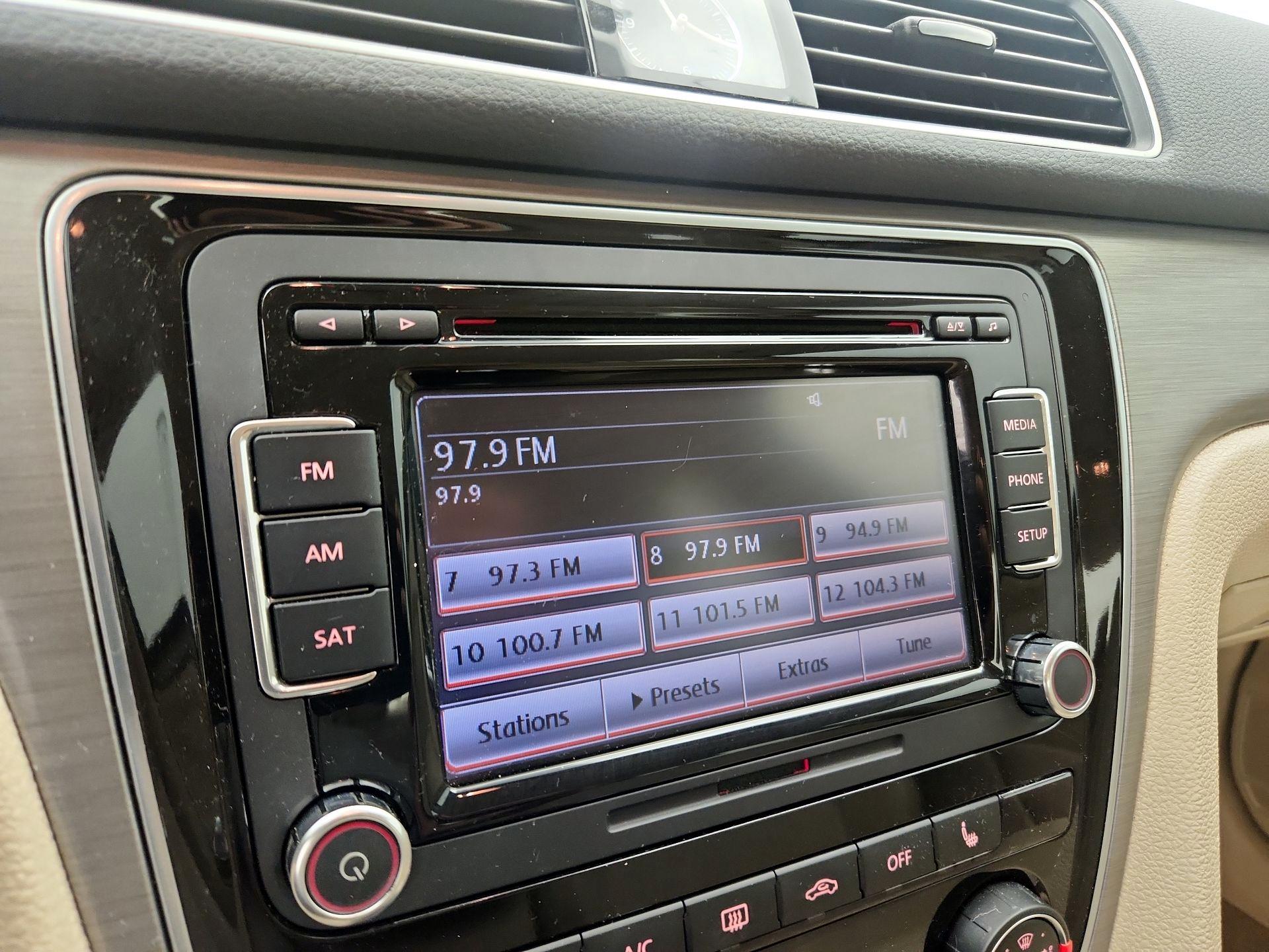 Thumbnail: 2014 Volkswagen Passat - 15
