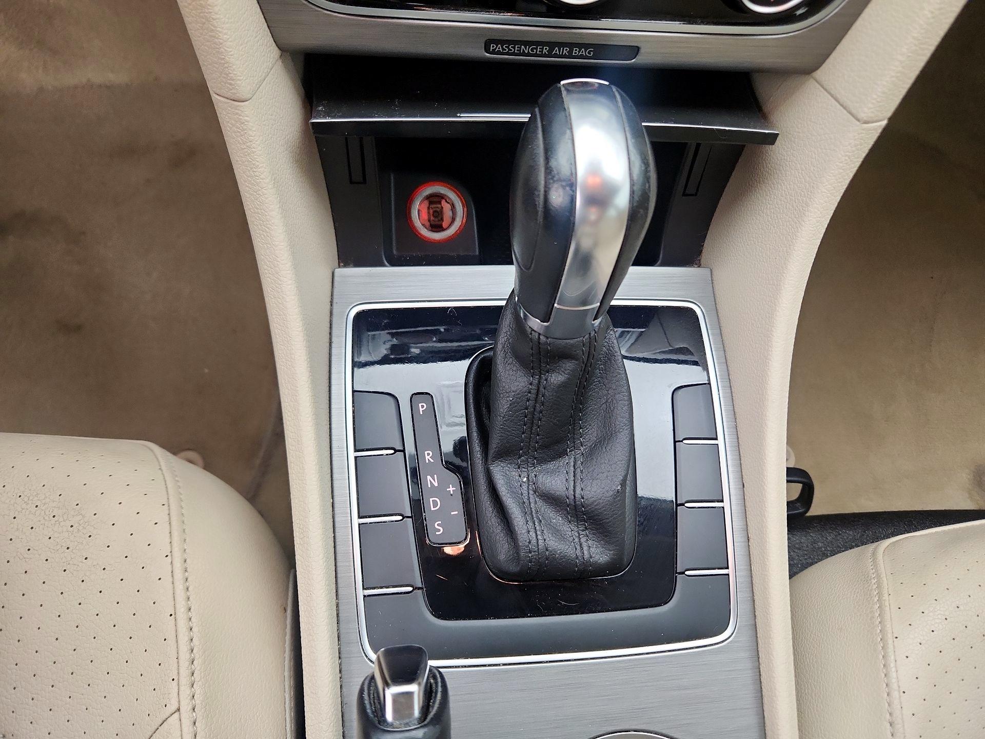 Thumbnail: 2014 Volkswagen Passat - 17