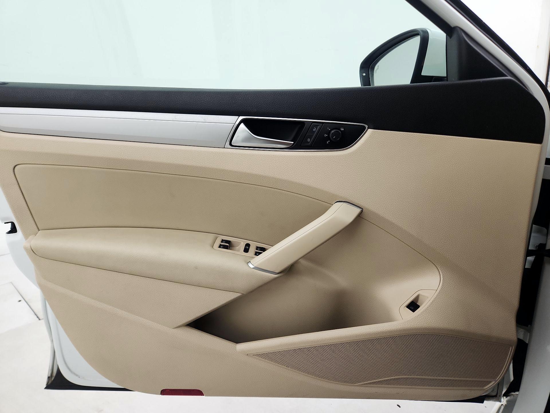 Thumbnail: 2019 Volkswagen Passat - 12