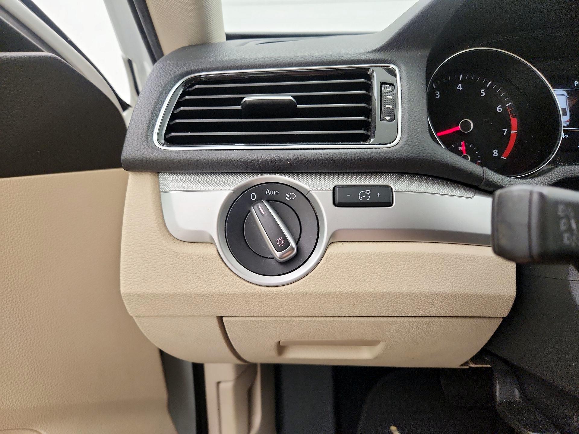 Thumbnail: 2019 Volkswagen Passat - 13