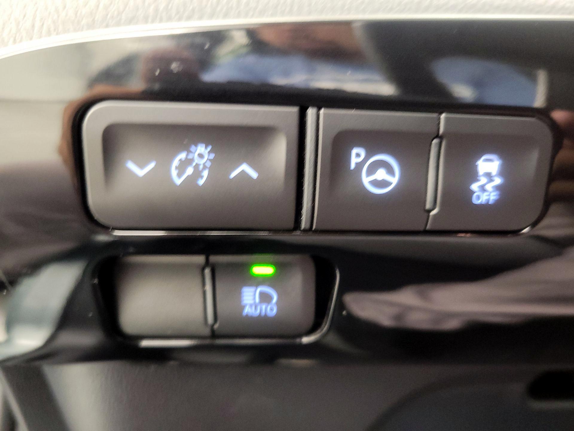 Thumbnail: 2018 Toyota Prius - 13